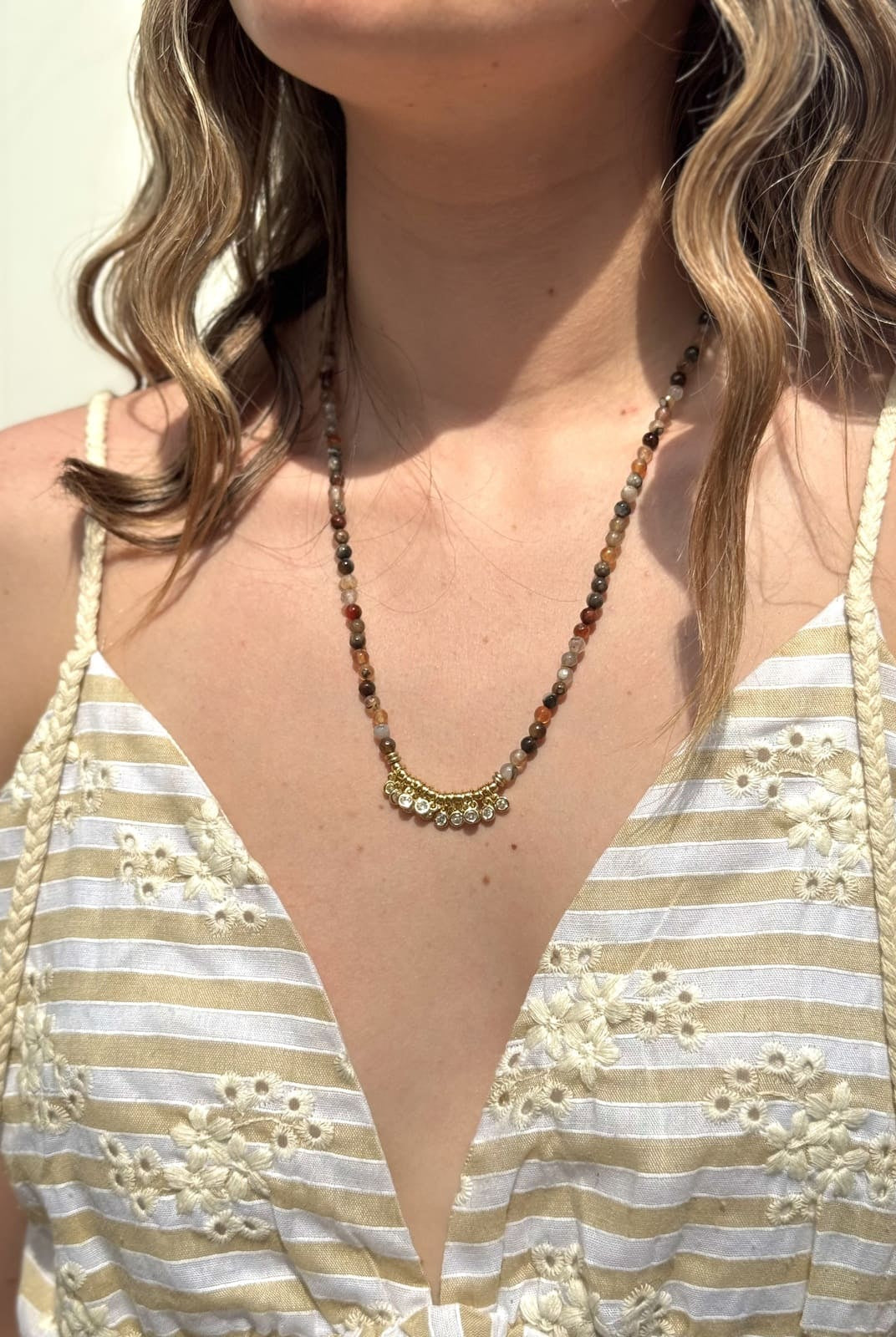 Collier Diwali Sienne de Kharmari porté