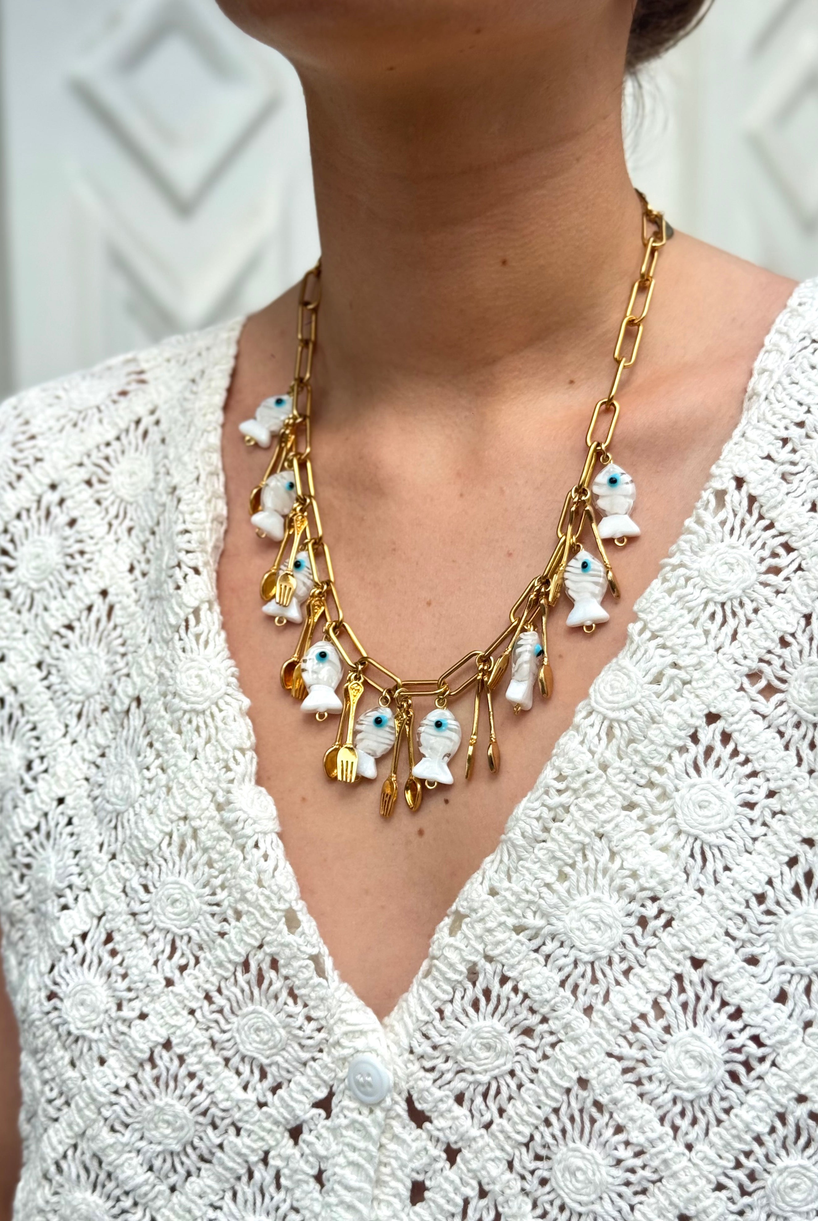 Collier Kchoush porté – chaîne en laiton doré avec charms poisson et couverts