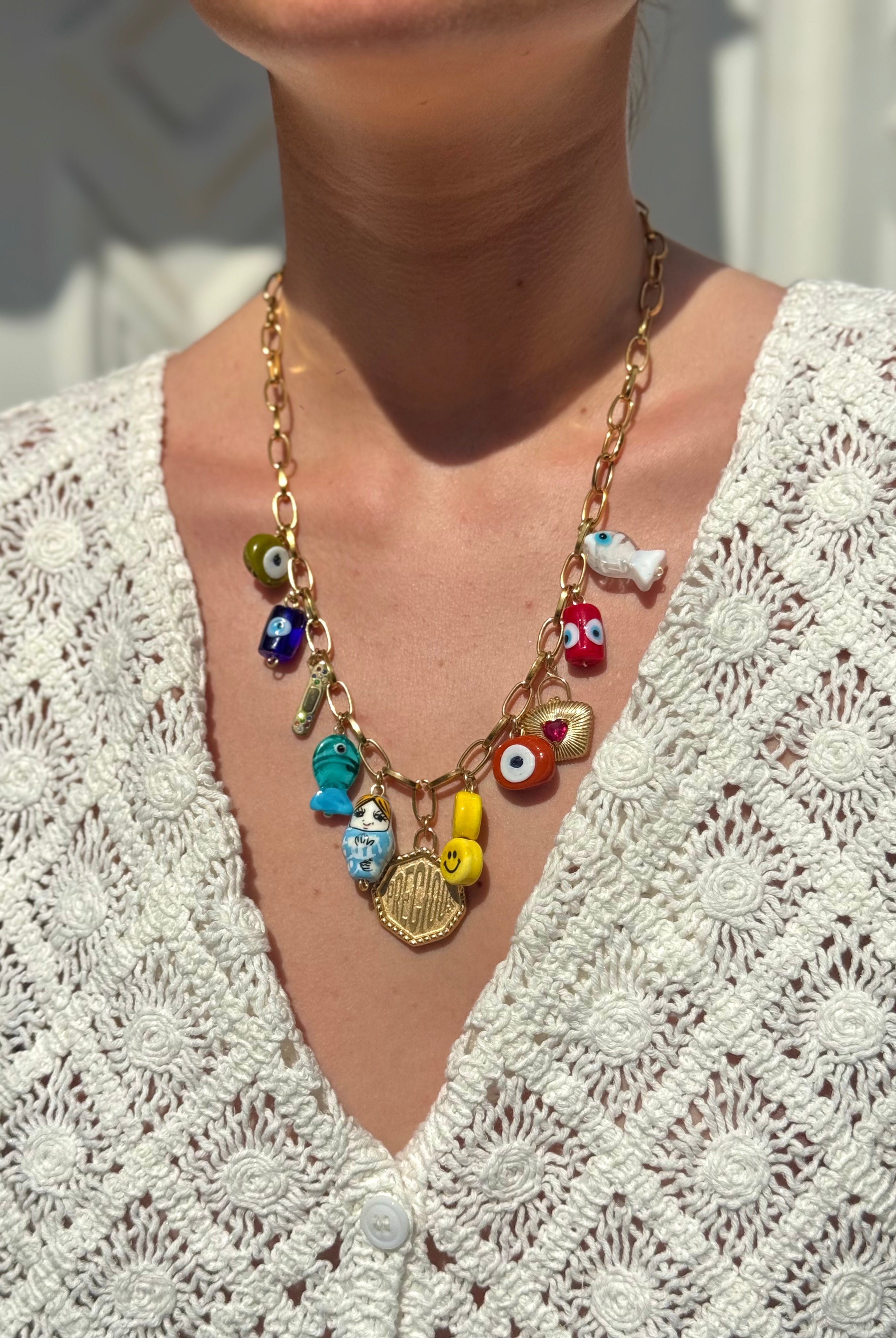 Collier Kchoush porté – chaîne en laiton doré avec charms porte-bonheur