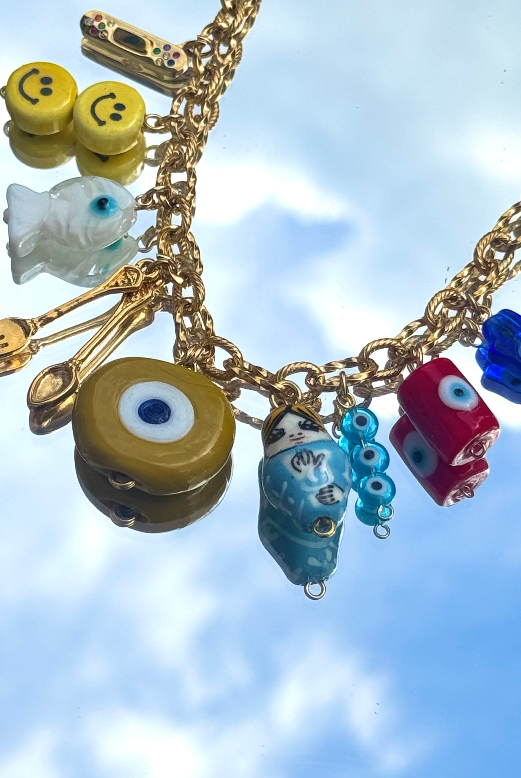 Collier Kchoush détail – chaîne en laiton doré avec 9 charms porte-bonheur
