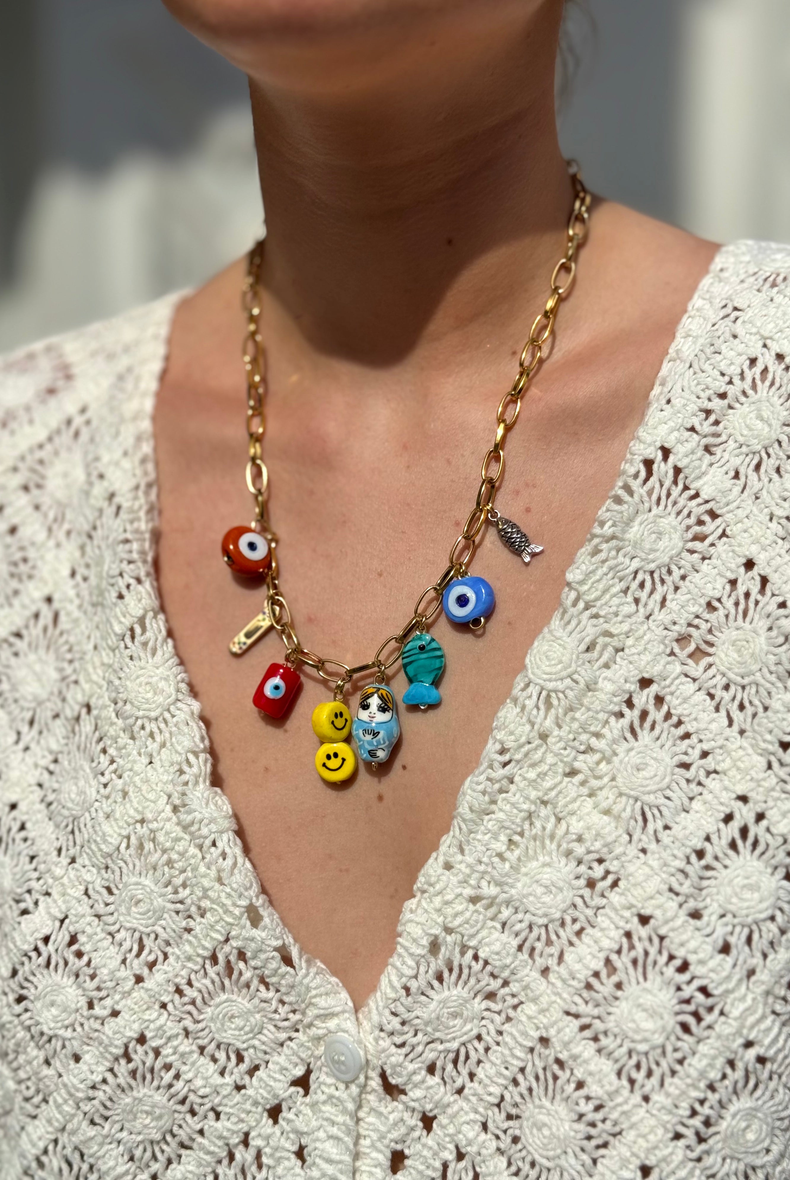 Collier Kchoush porté – chaîne en laiton doré avec charms porte-bonheur