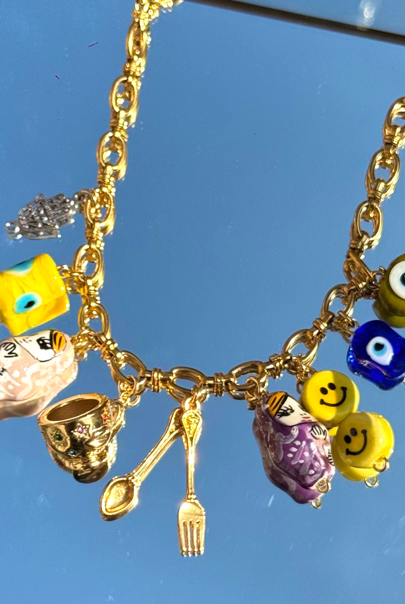 Collier Kchoush Mamie Claudine 9 charms doré avec main de Fatma