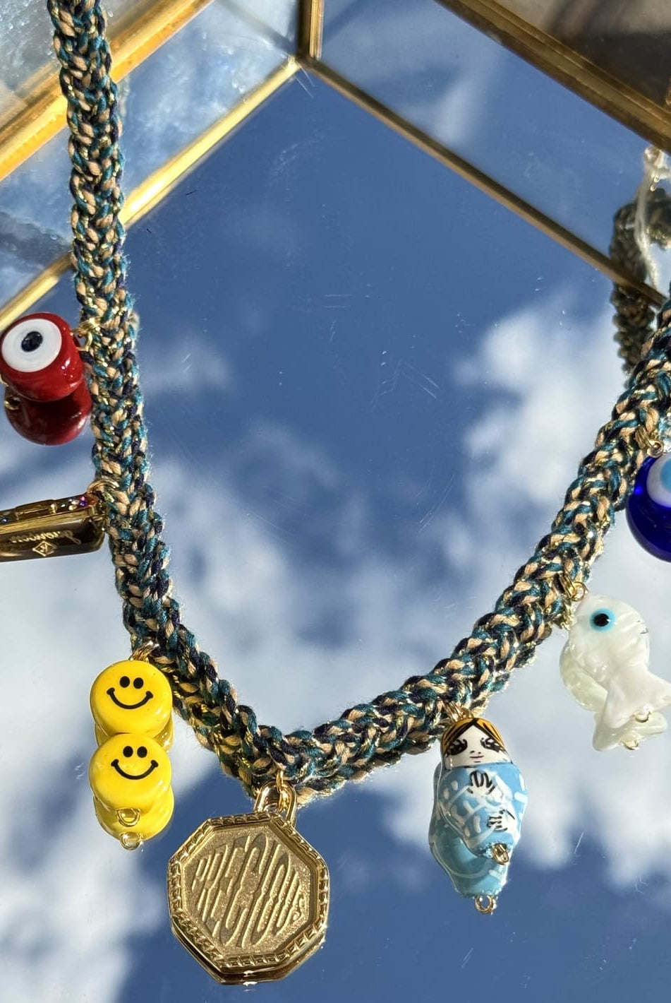 Gros plan du collier Kchoush bleu tressé avec ses 7 charms