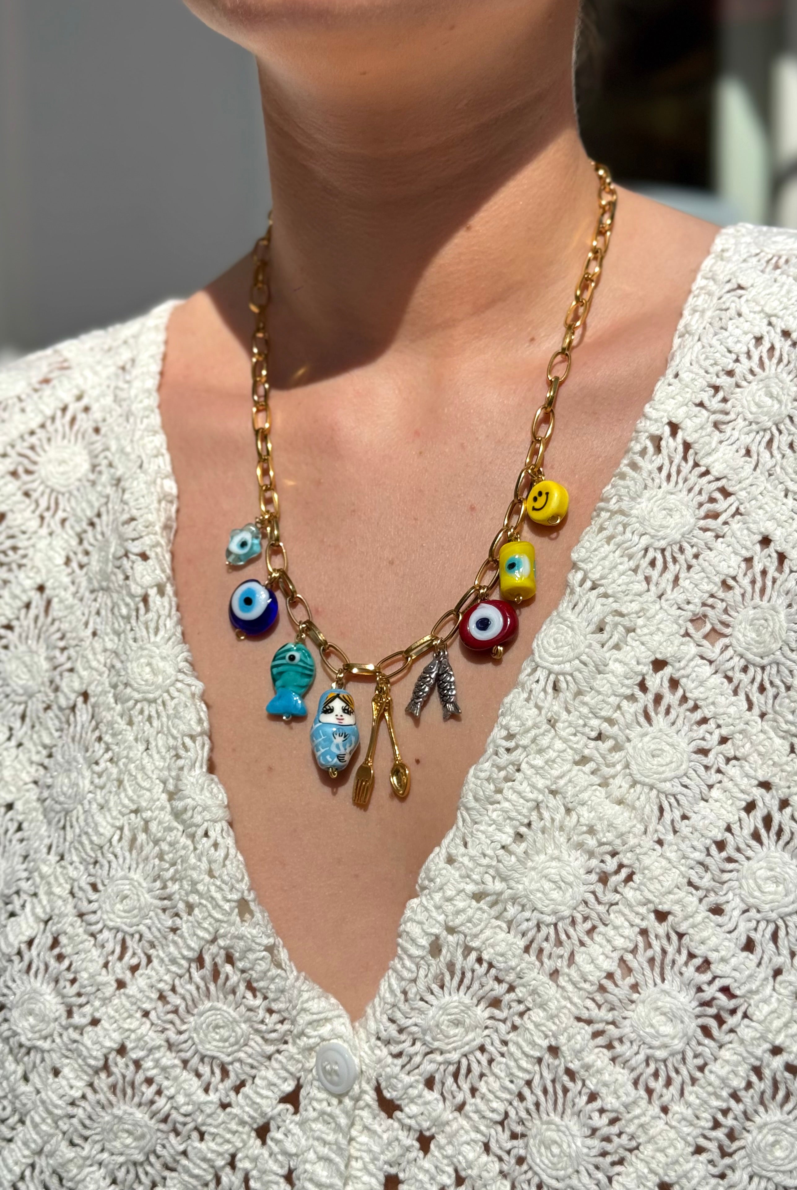 Collier Kchoush porté – chaîne en laiton doré avec breloque porte-bonheur