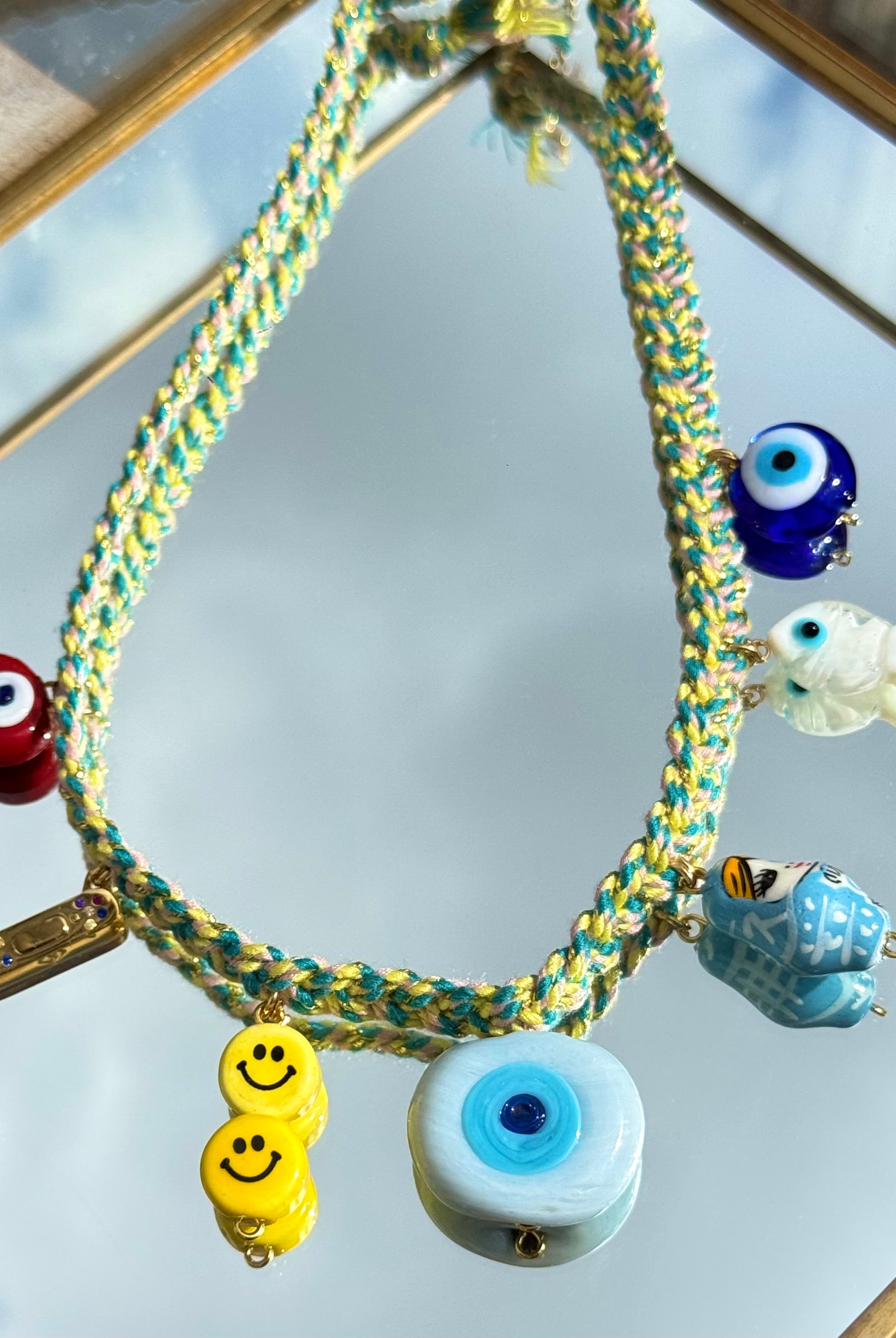 Gros plan sur les charms du collier Kchoush