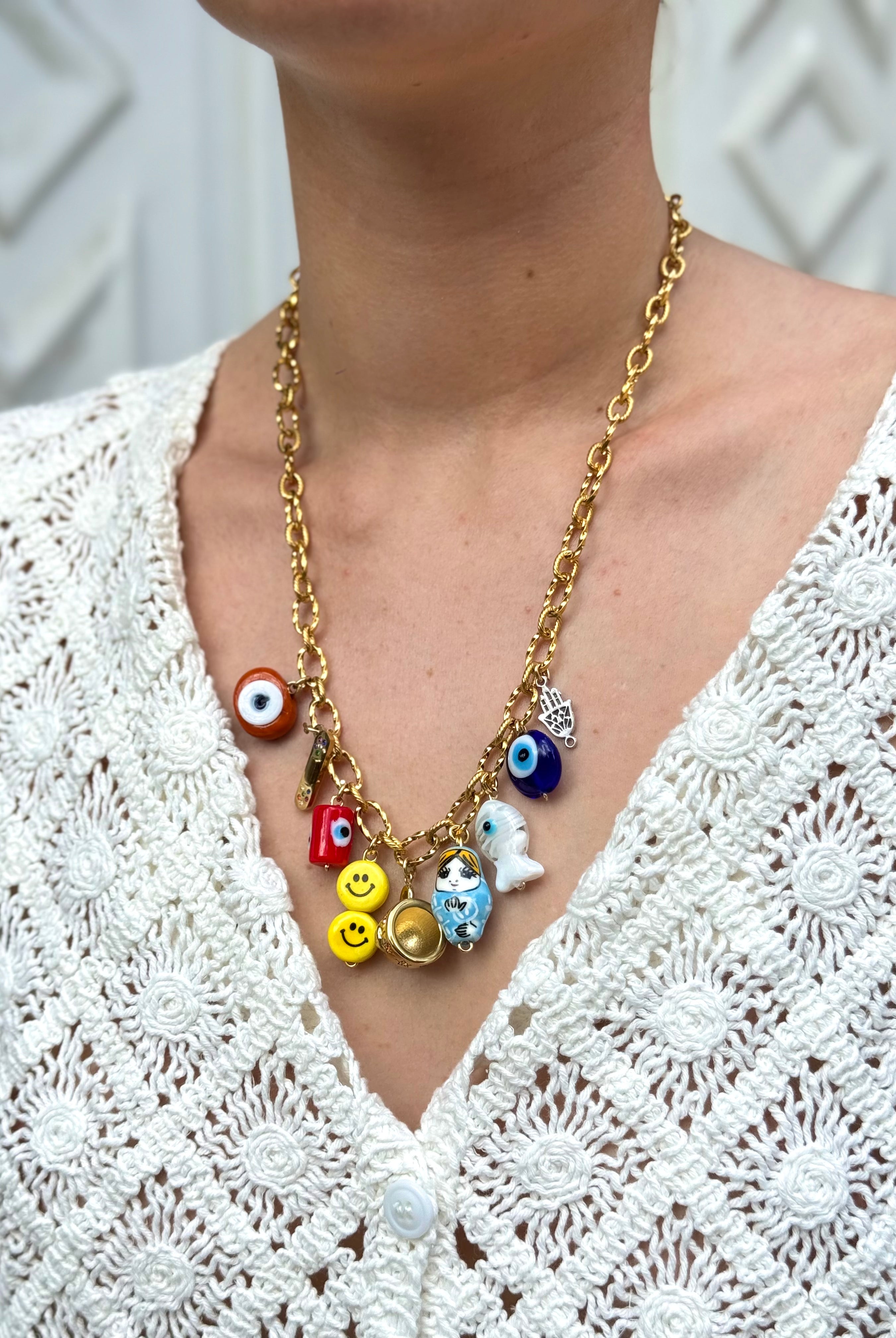 Collier Kchoush porté – chaîne en laiton doré avec charms porte-bonheur