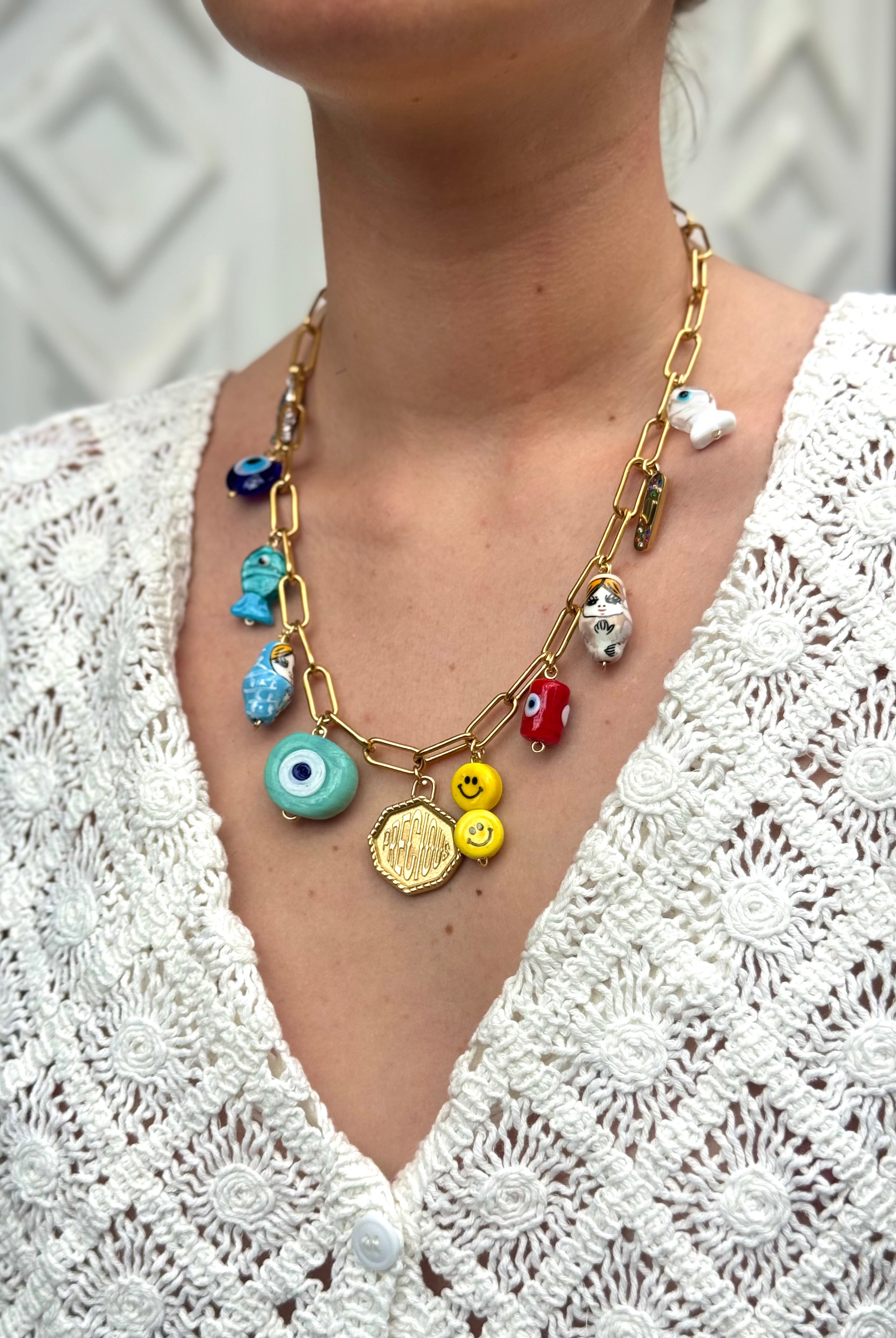 Collier Kchoush porté – chaîne en laiton doré avec charms porte-bonheur