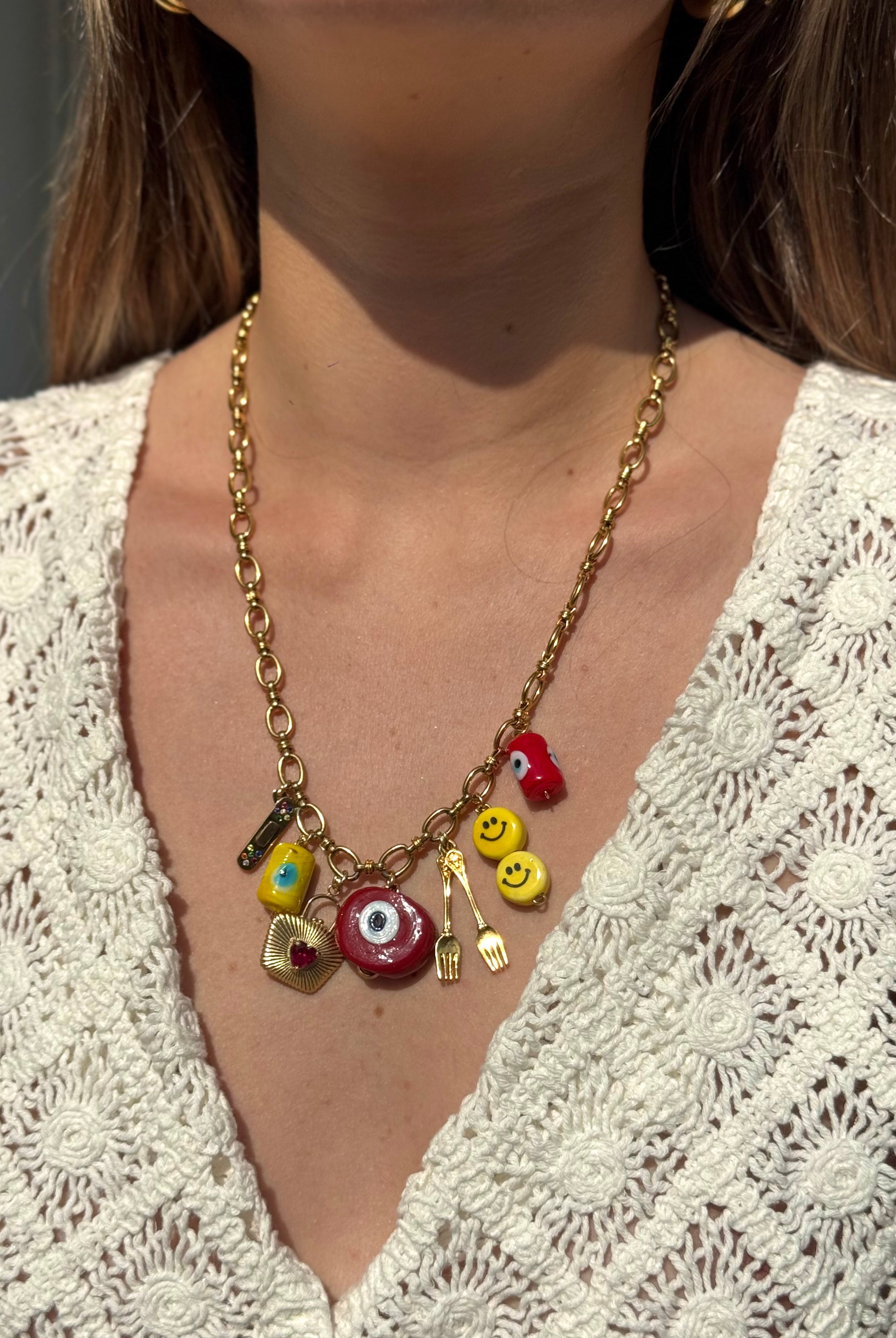 Collier Kchoush porté – chaîne en laiton doré avec charms porte-bonheur