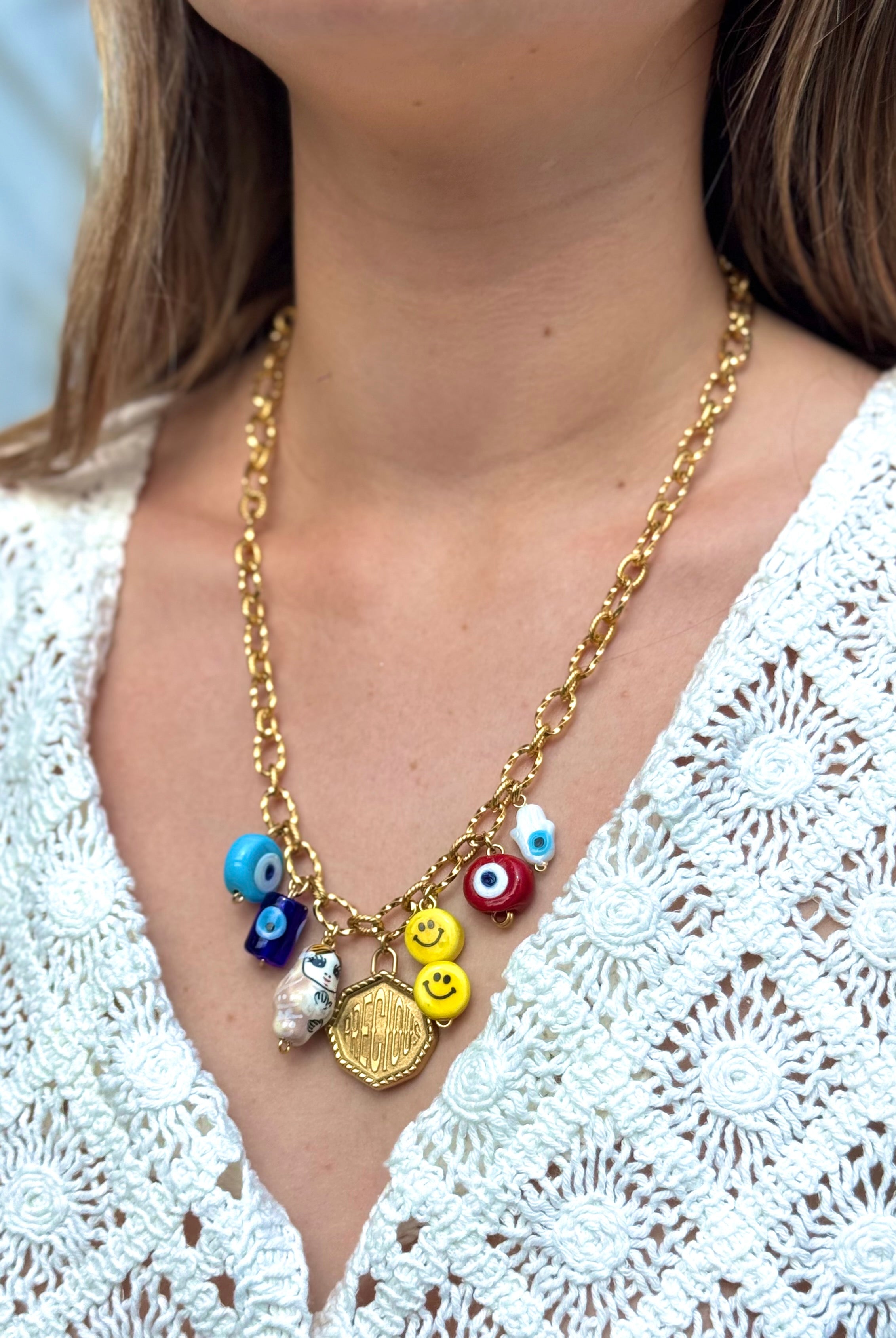 Collier Kchoush porté – chaîne en laiton doré avec charms precious porte-bonheur