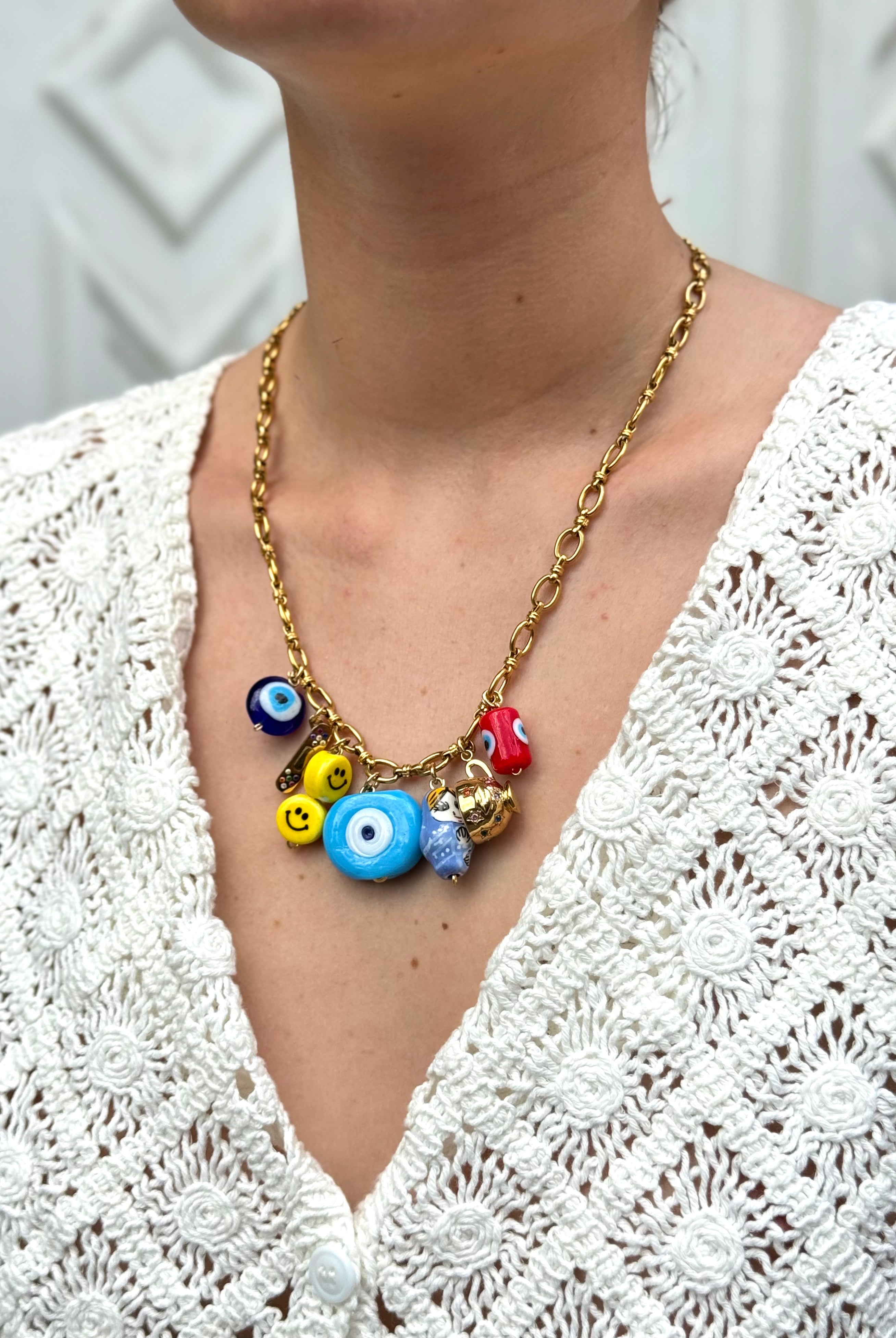 Collier Kchoush porté – chaîne en laiton doré avec breloques porte-bonheur