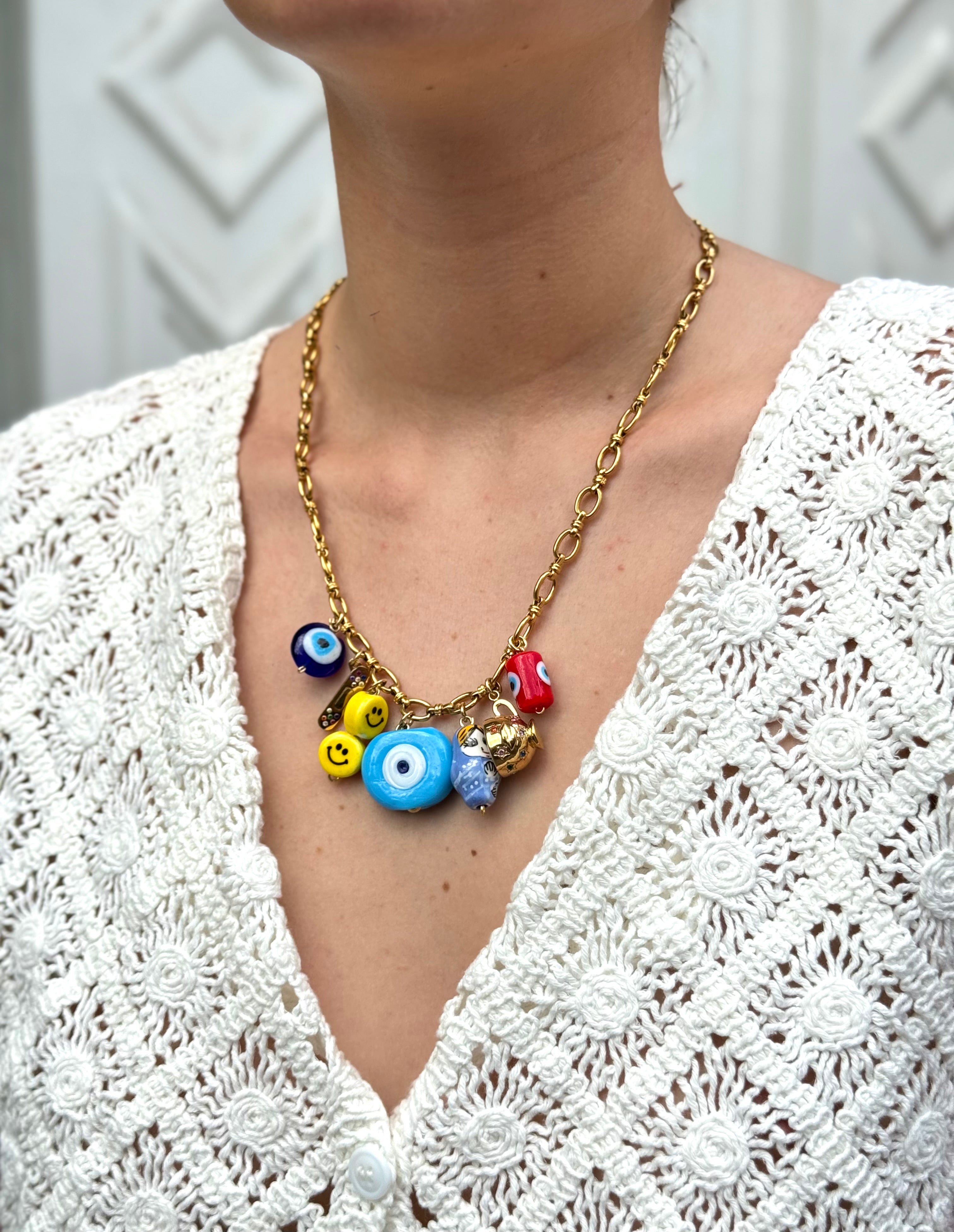 Collier Kchoush porté – chaîne en laiton doré avec breloques porte-bonheur