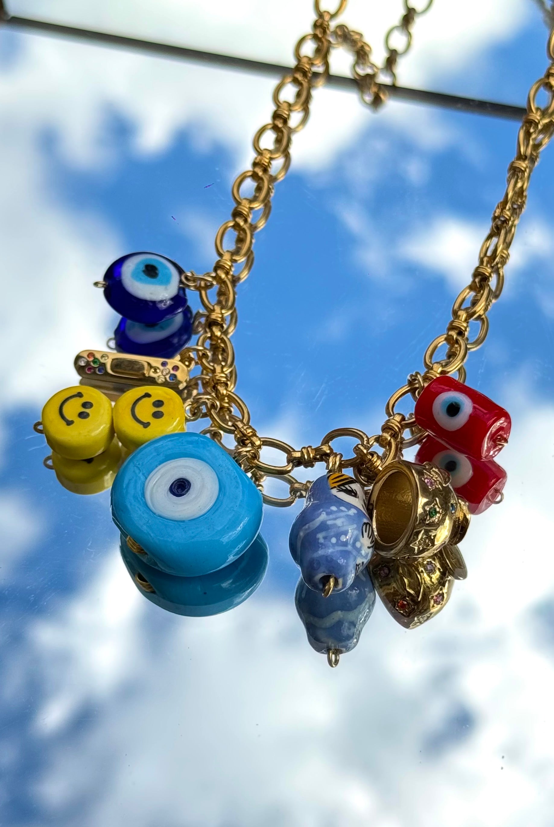 Gros plan du collier Kchoush avec 7 breloques