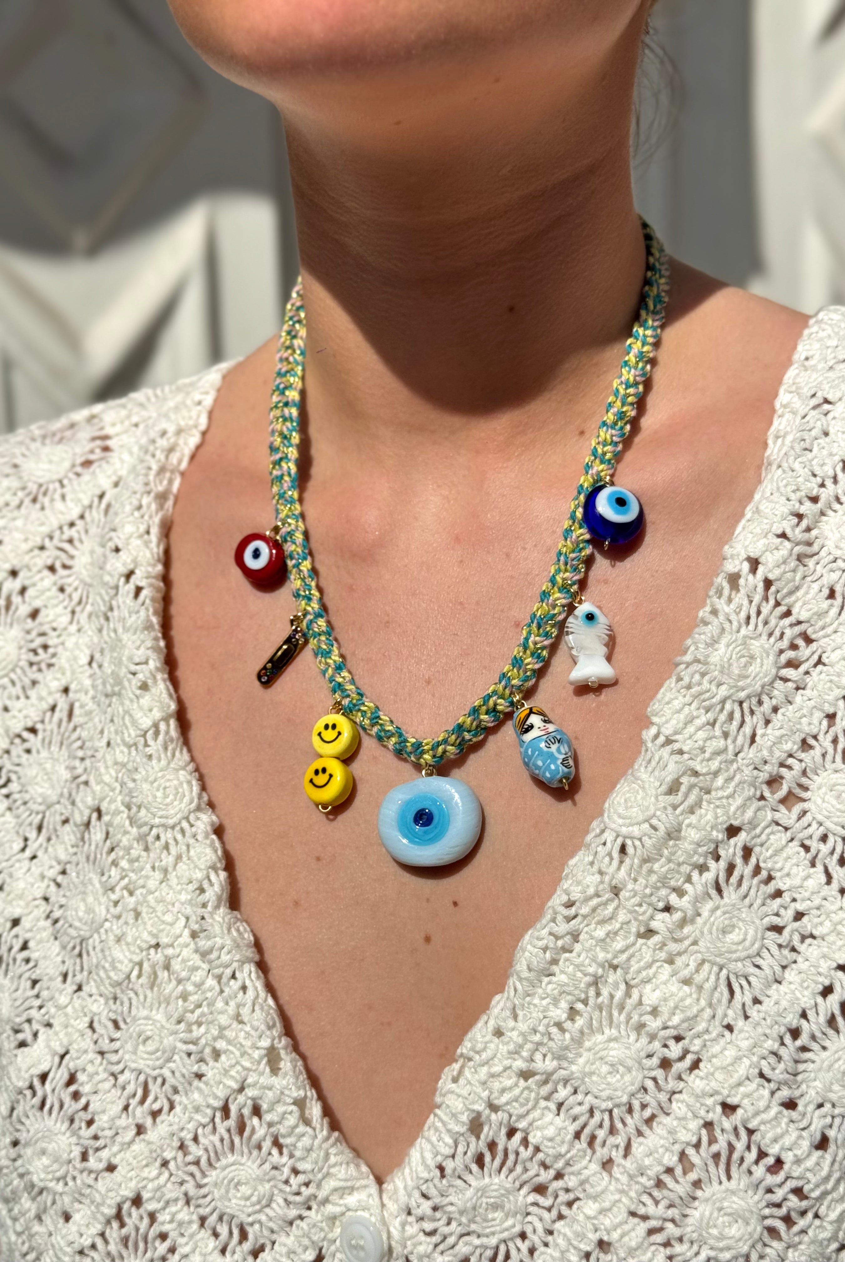 Collier cordon tressé Kchoush avec breloques.