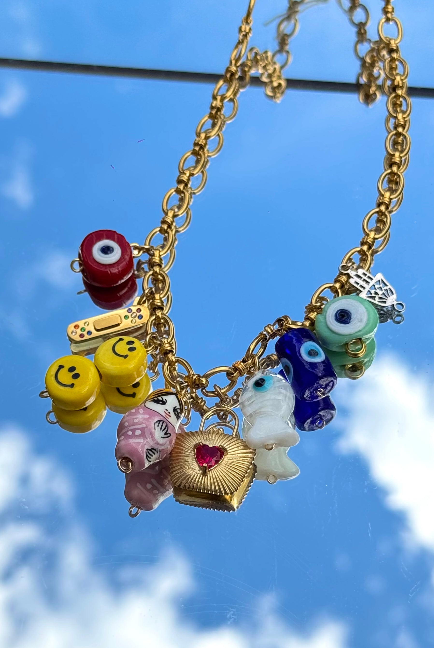 Gros plan du collier Kchoush avec 9 breloques