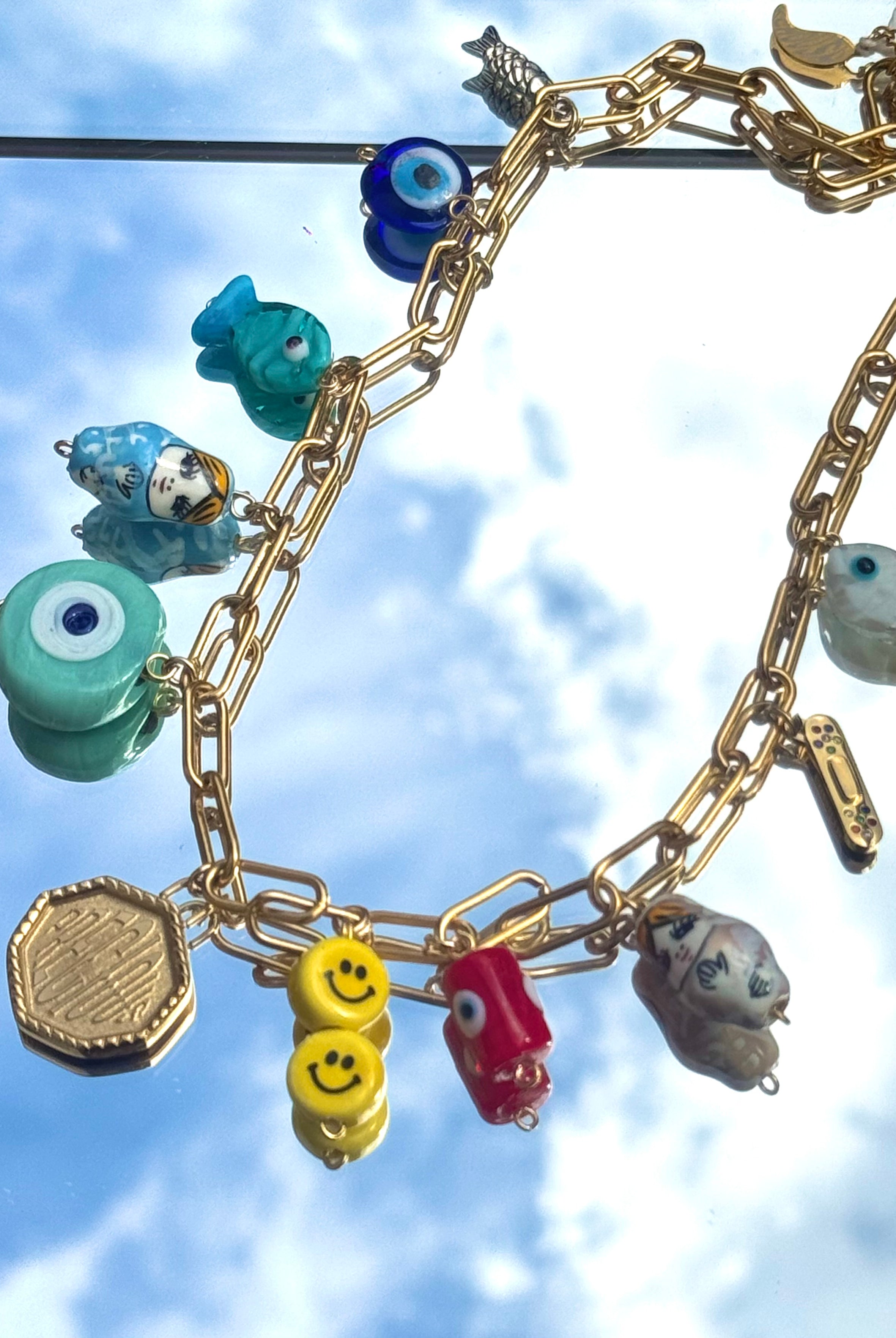 Gros plan du collier Kchoush avec 11 breloques