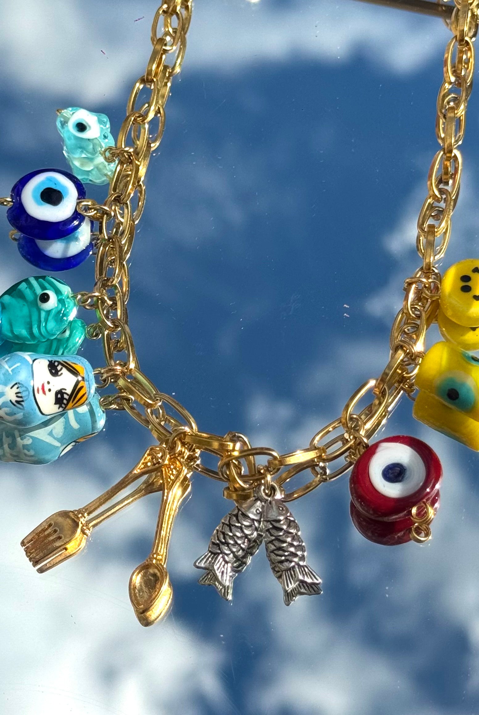 Gros plan du collier Kchoush avec 9 breloques