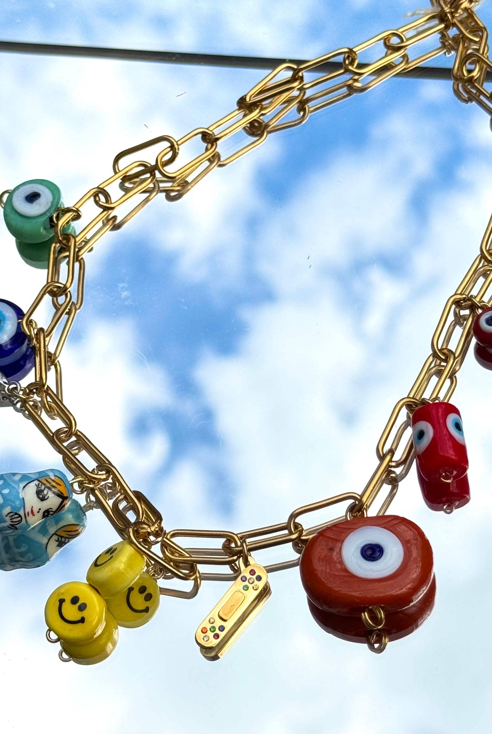 Gros plan du collier Kchoush avec 9 charms