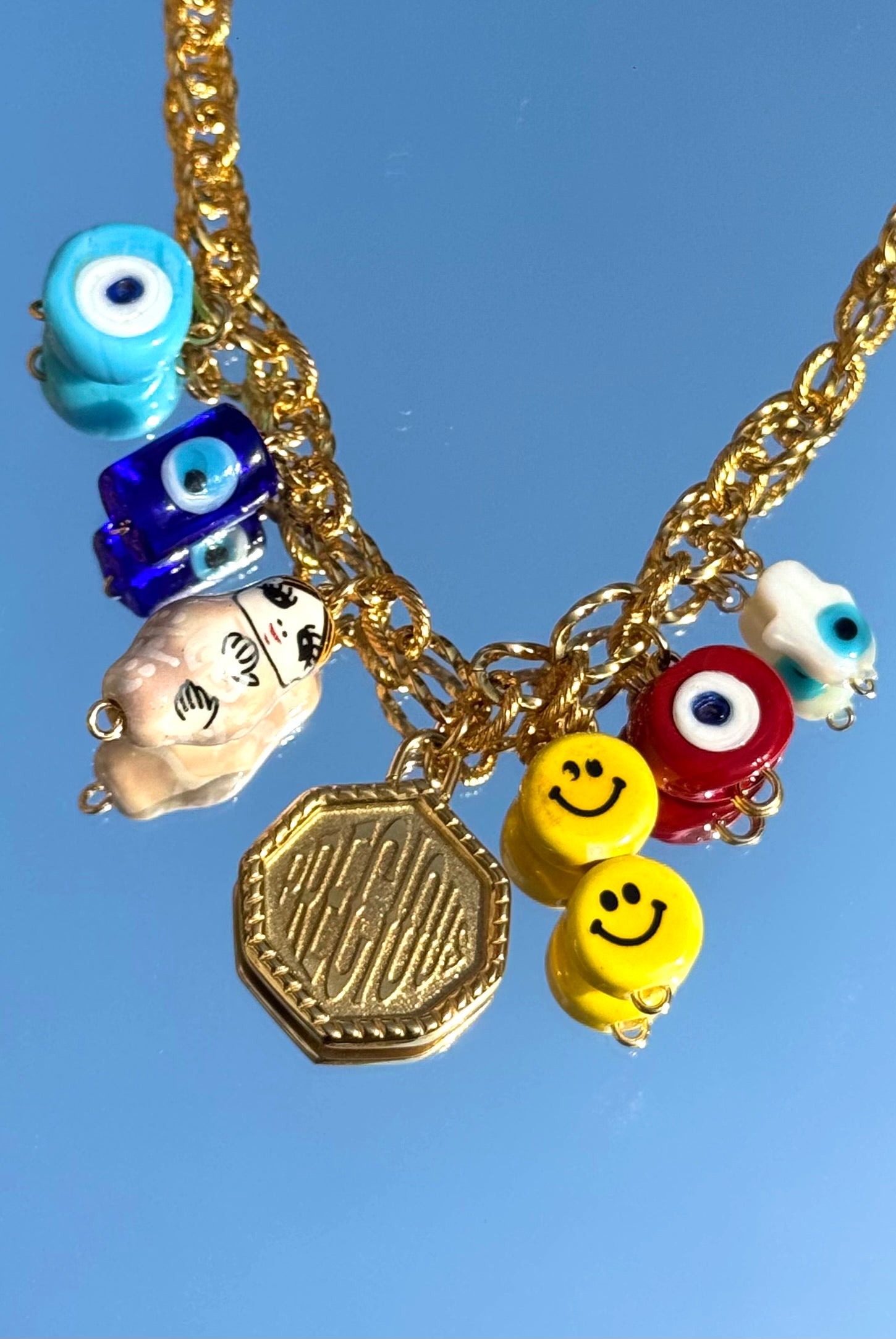 Gros plan du collier Kchoush avec 7 charms Precious et prtection
