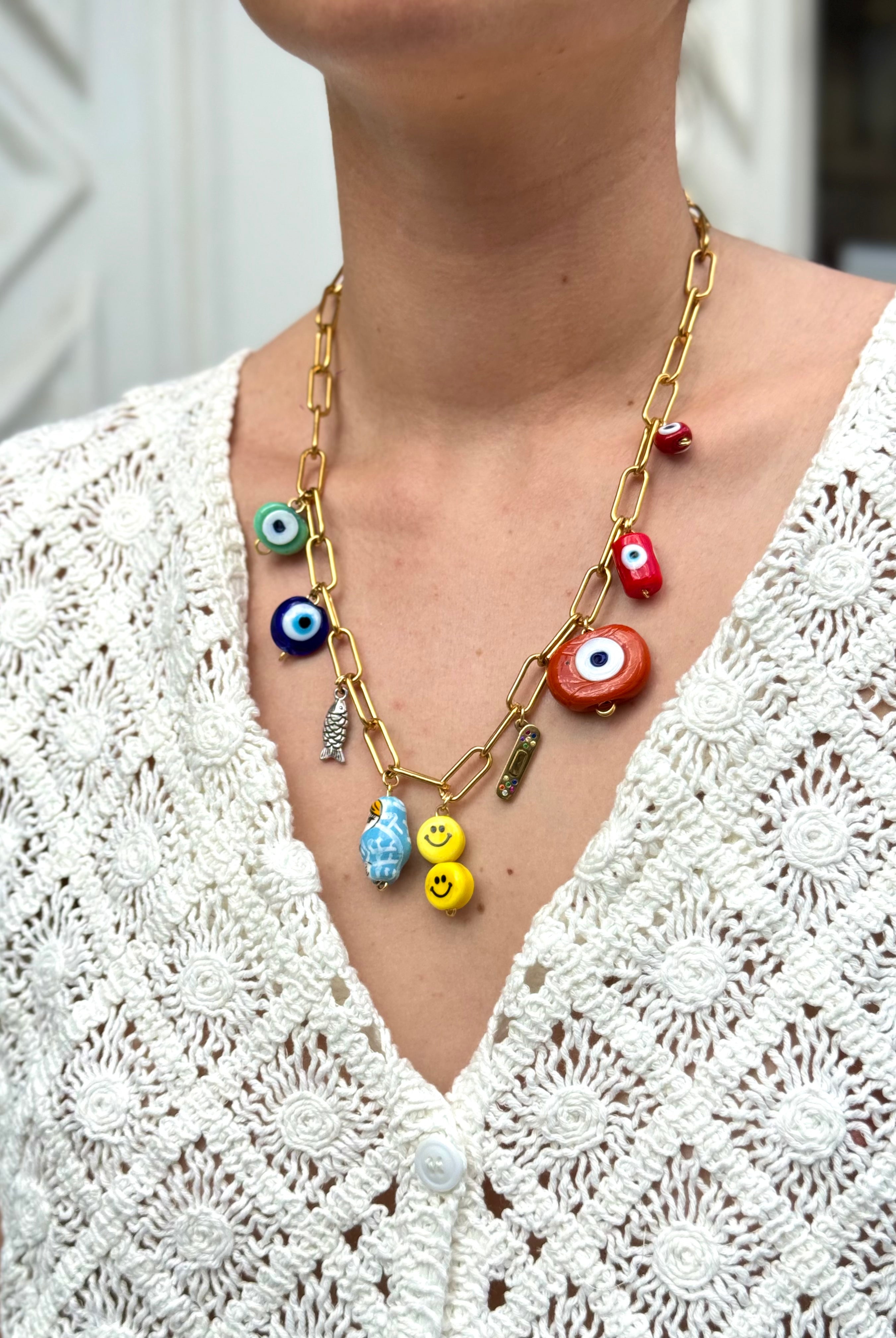 Collier Kchoush porté – chaîne en laiton doré avec charms porte-bonheur