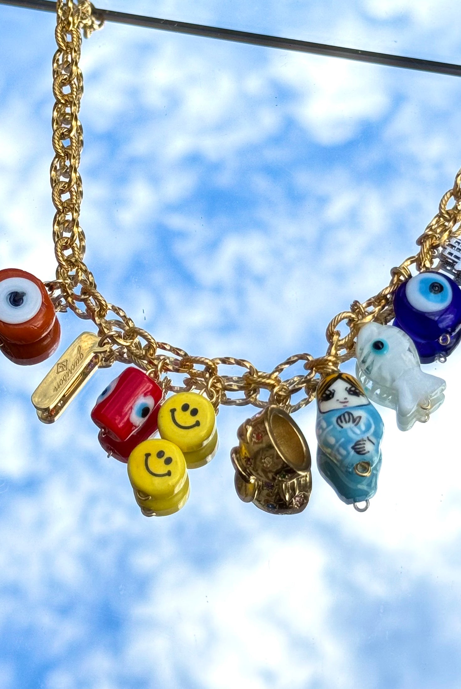 Gros plan du collier Kchoush avec 9 breloques