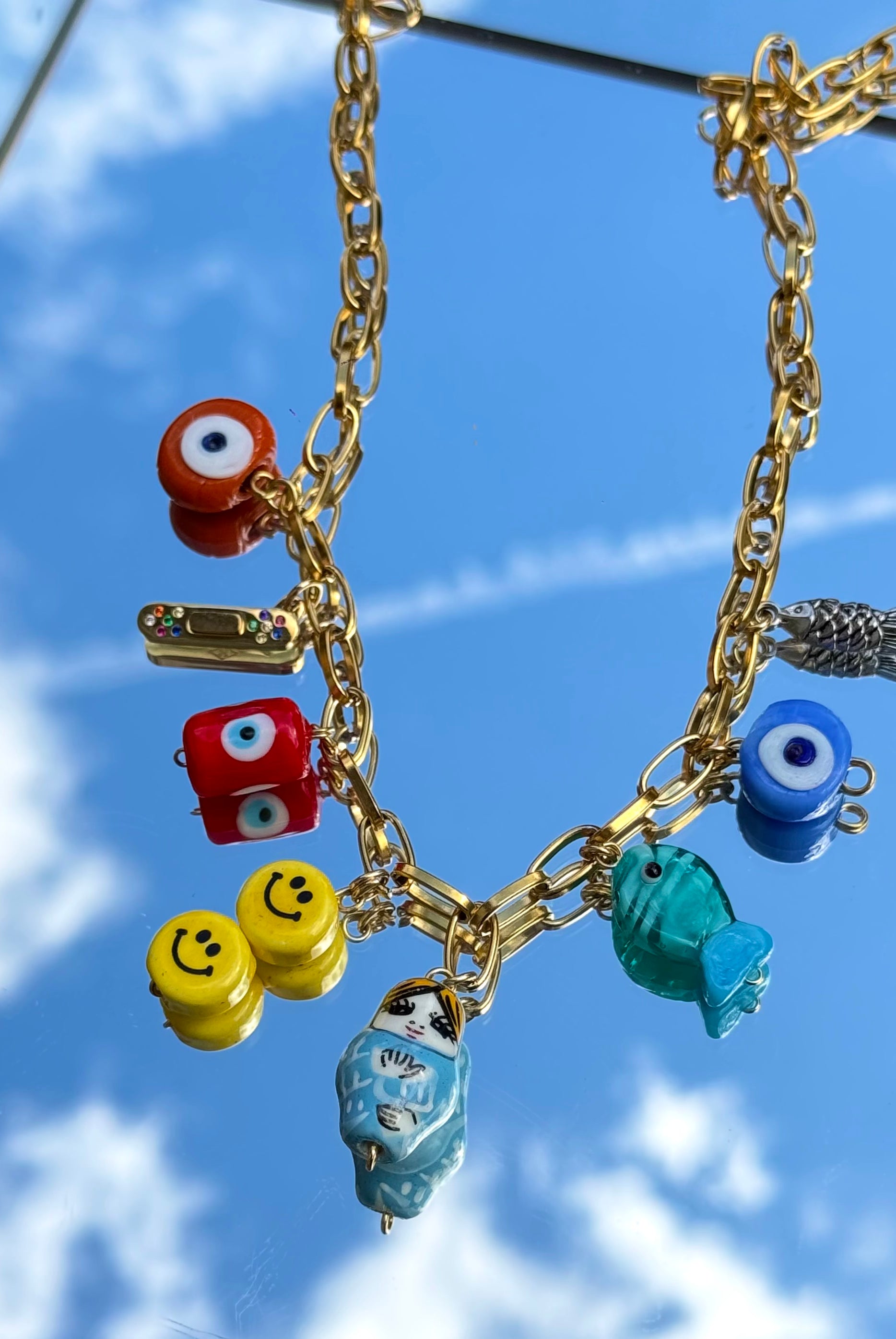 Gros plan du collier Kchoush avec ç charms