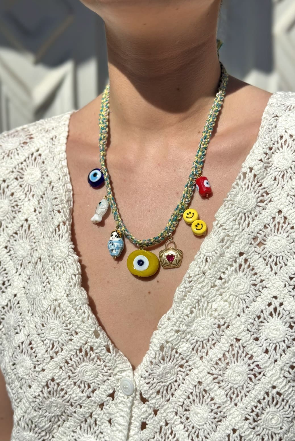Collier Kchoush jaune porté avec 7 charms