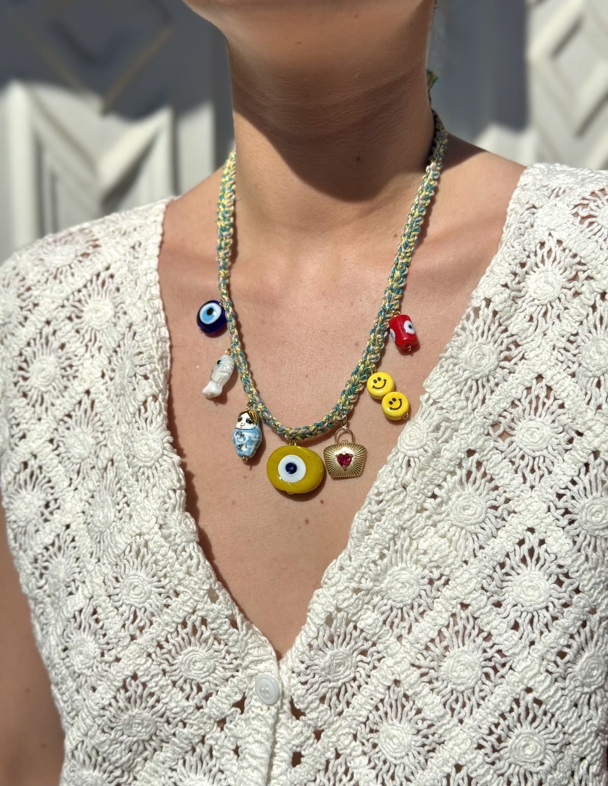 Collier Kchoush jaune porté avec 7 charms