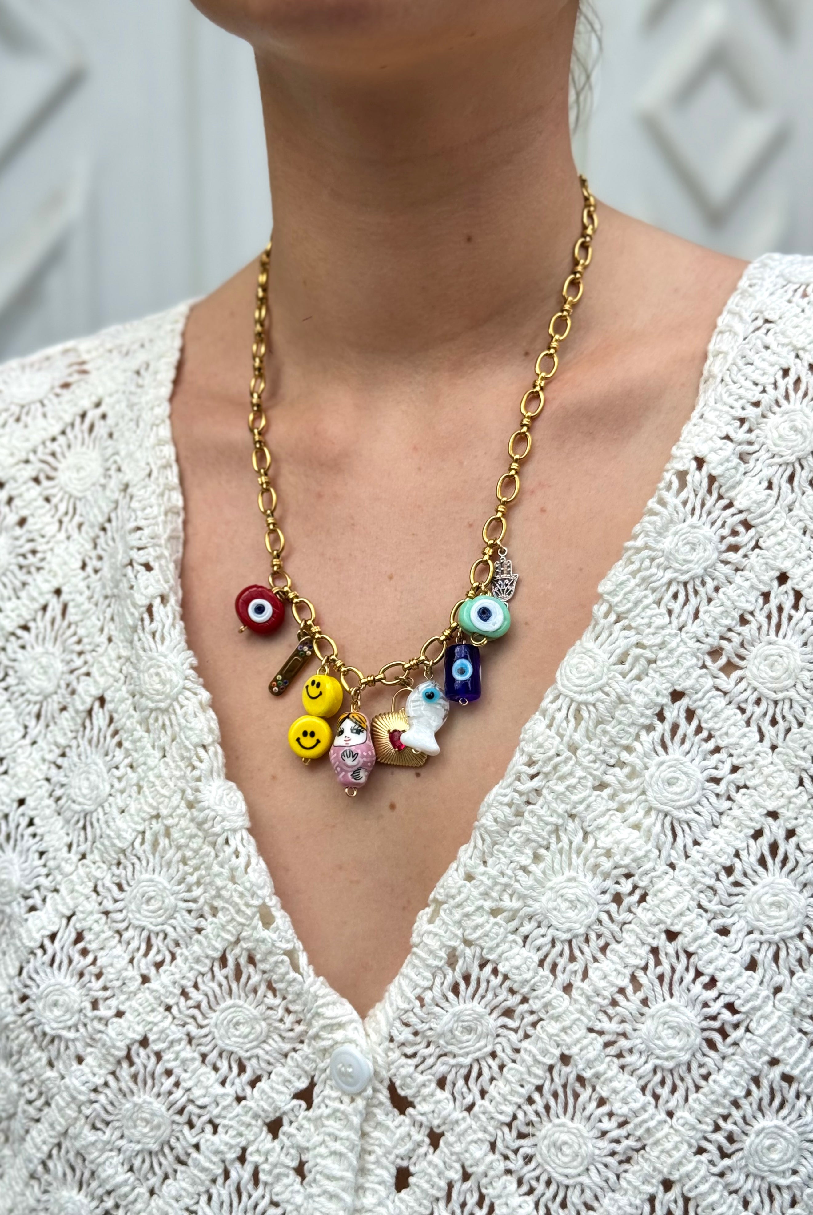 Collier Kchoush porté – chaîne en laiton doré avec breloques porte-bonheur