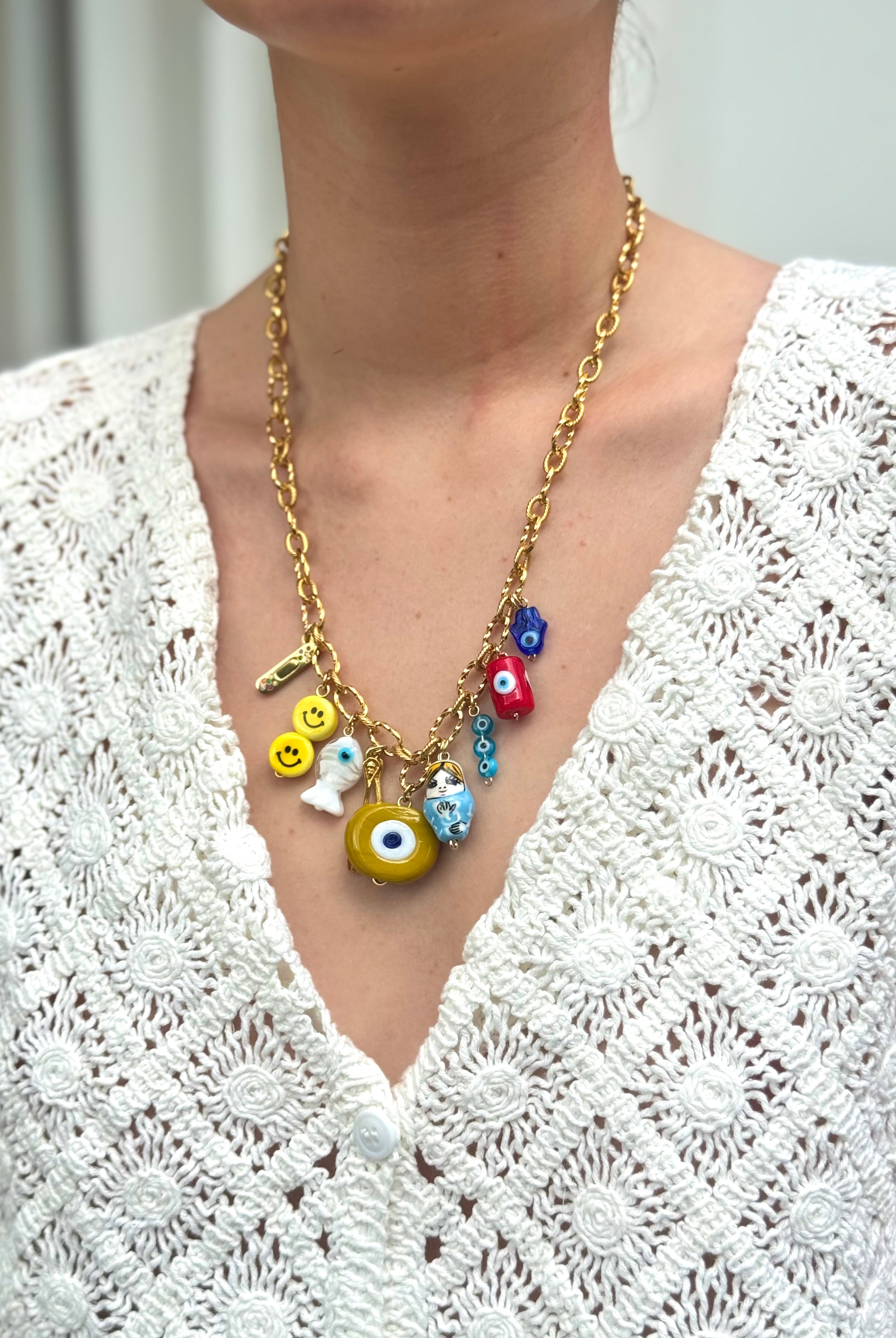 Collier Kchoush porté – chaîne en laiton doré avec charms porte-bonheur