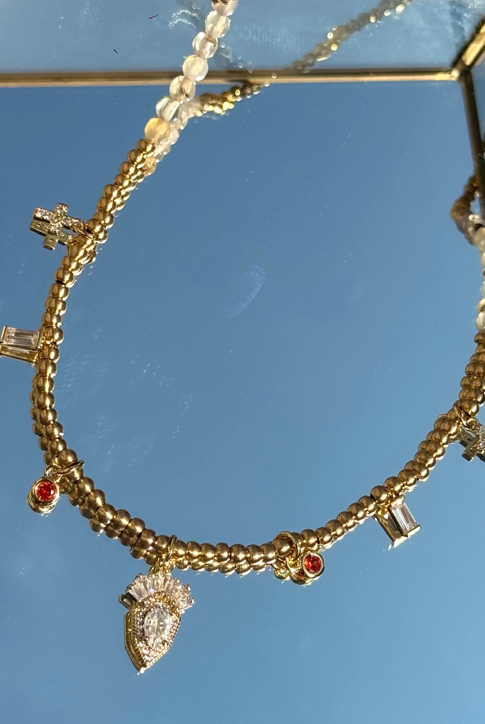 Gros plan sur le Collier Kharmari Paola Fauve, détails du bijou artisanal