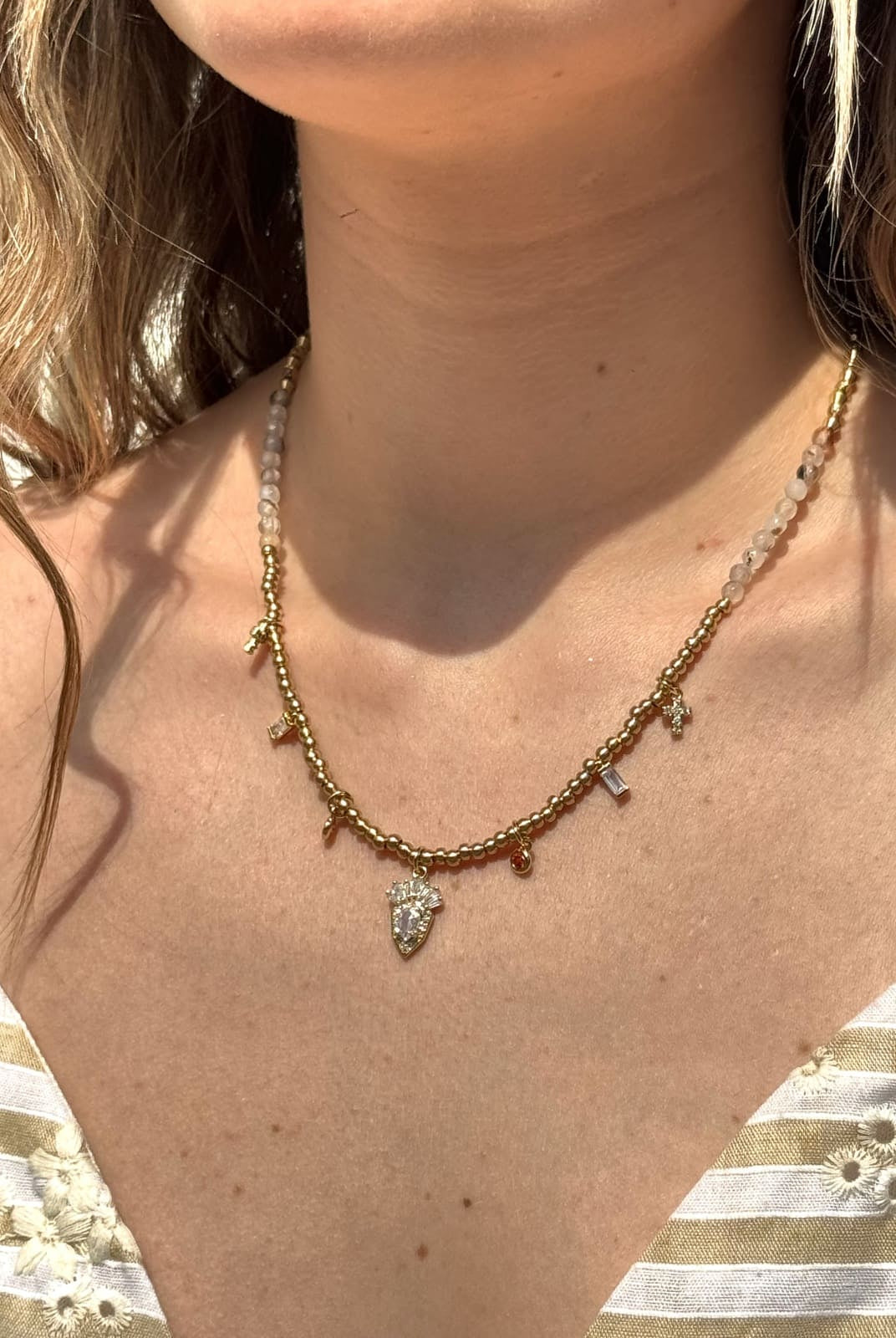 Collier Kharmari Paola Fauve porté