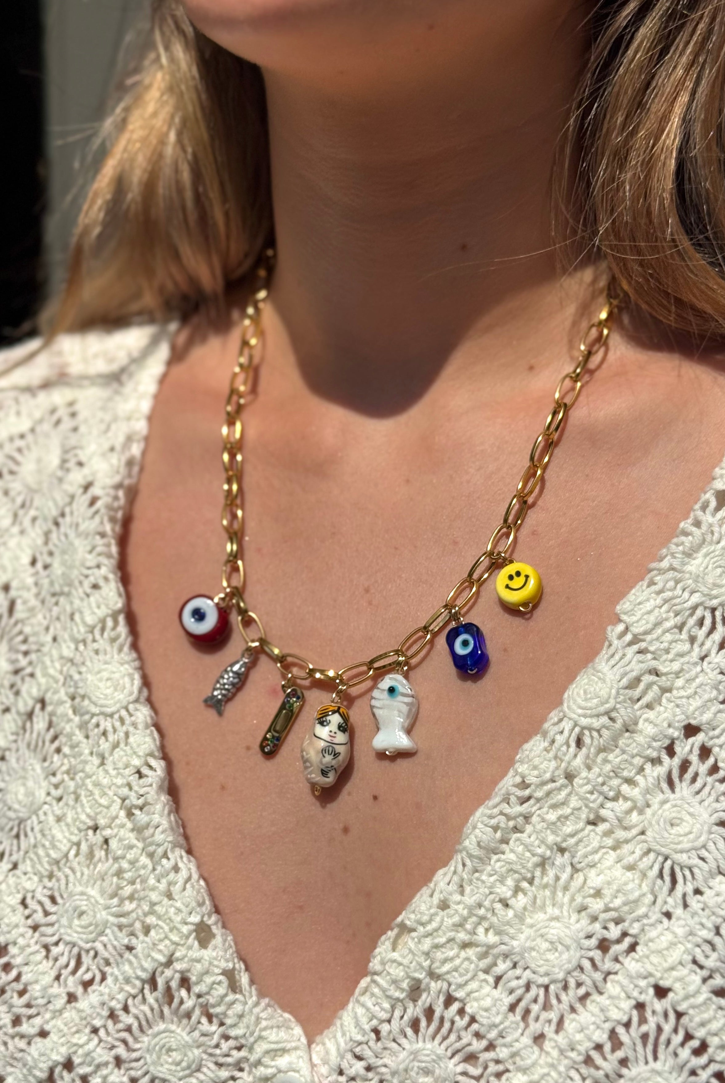 Collier Mamie Colette porté – bijou doré avec 7 charms symboliques dont poisson et guérison