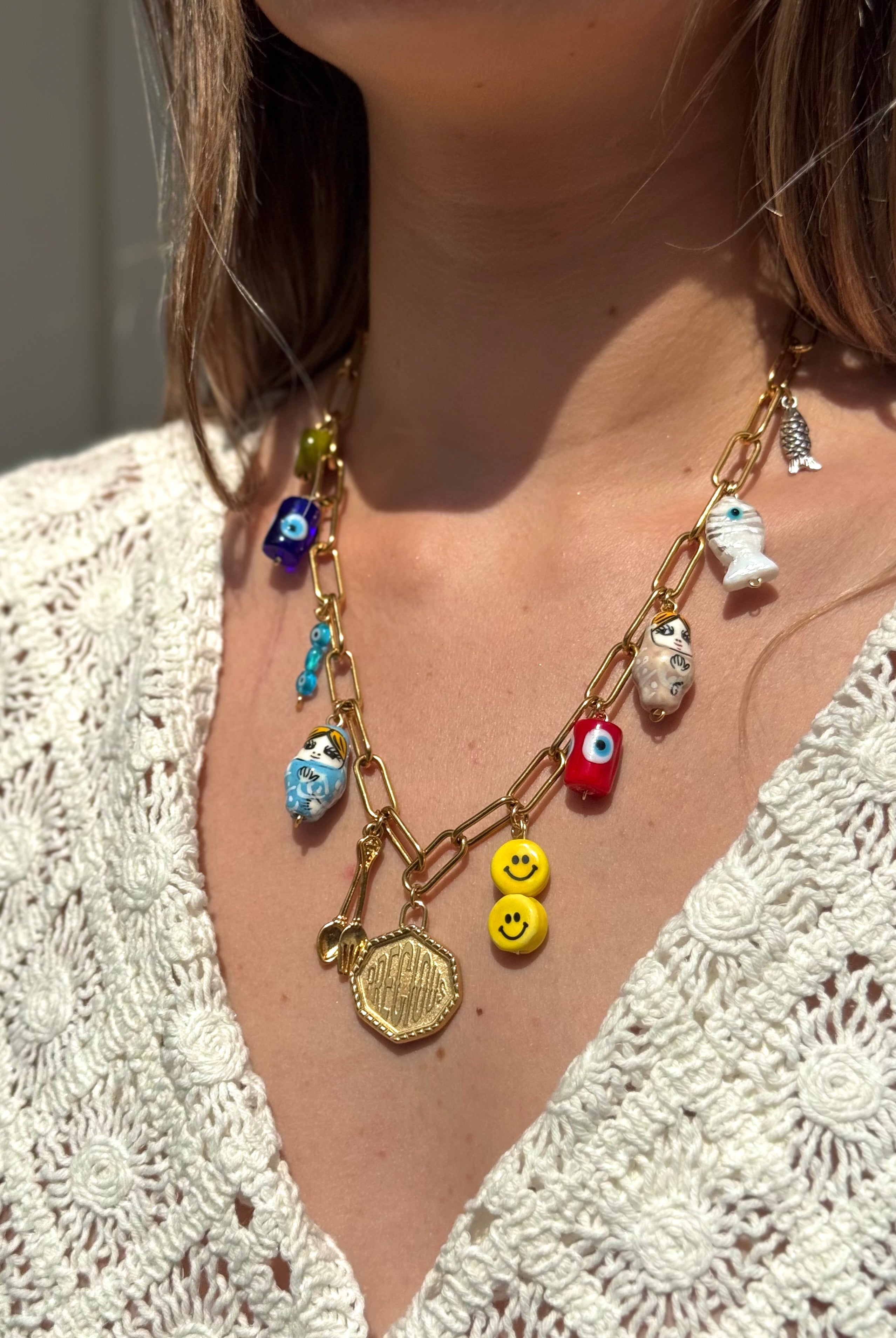 Collier Mamie Esther porté – 11 charms prospérité avec poisson précieux, création Kchoush
