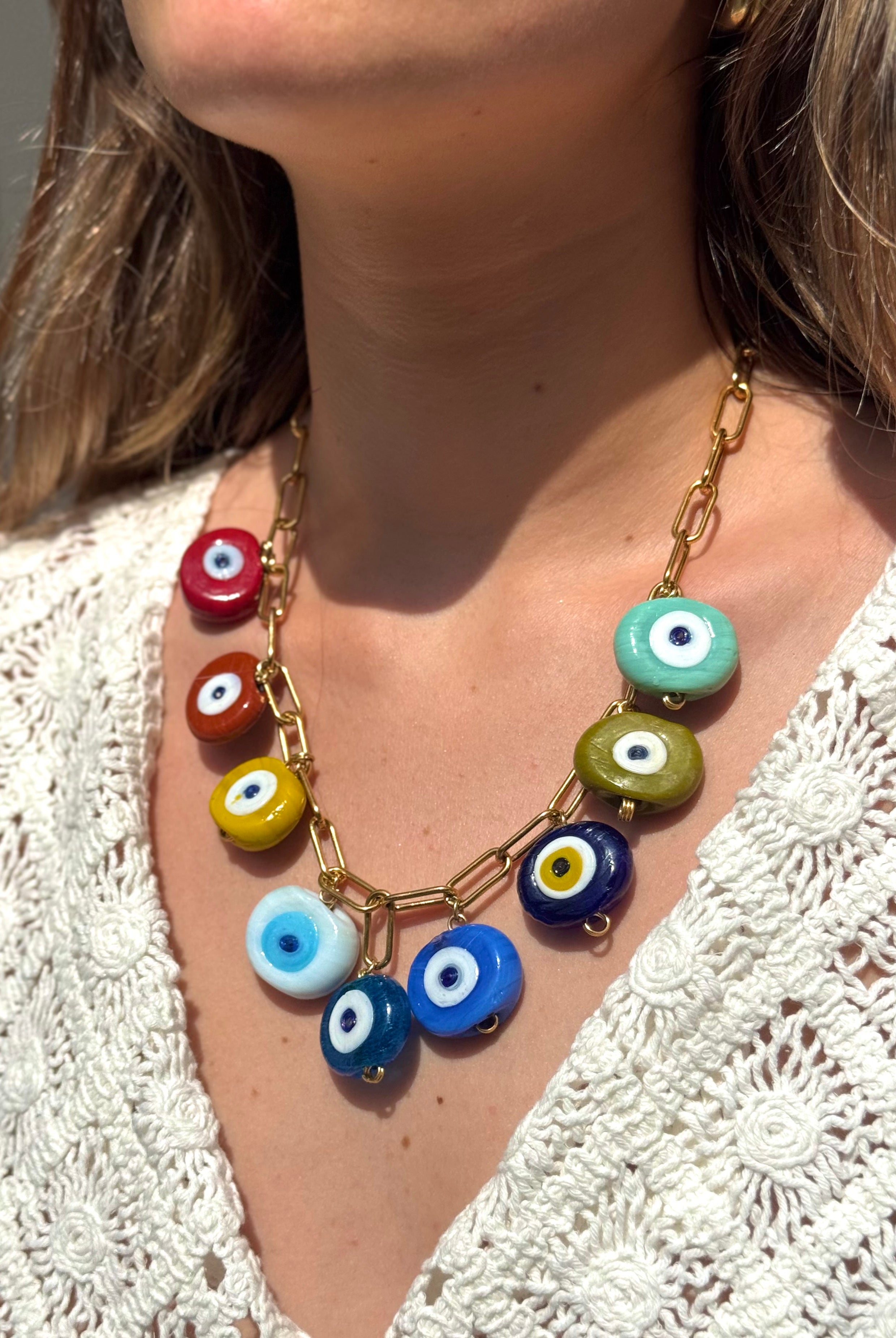 Collier Mamie Esther porté – charms œil grec, bijou Kchoush artisanal