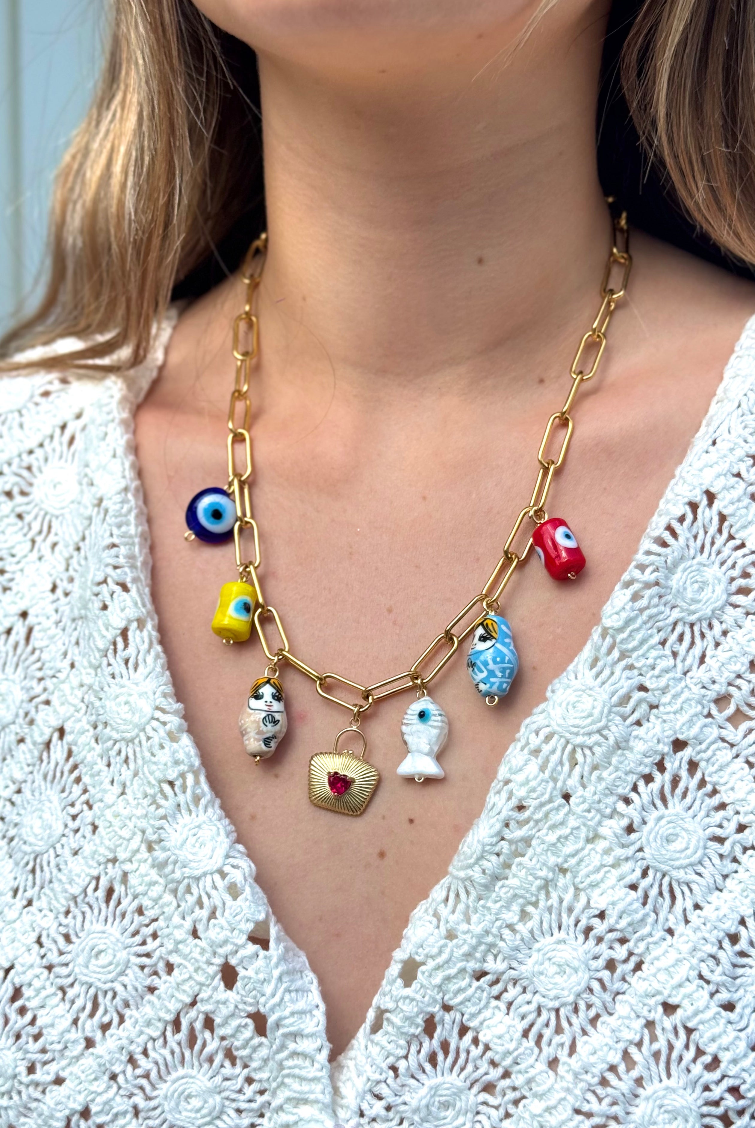 Collier Mamie Esther porté – Kchoush, 7 charms en laiton doré