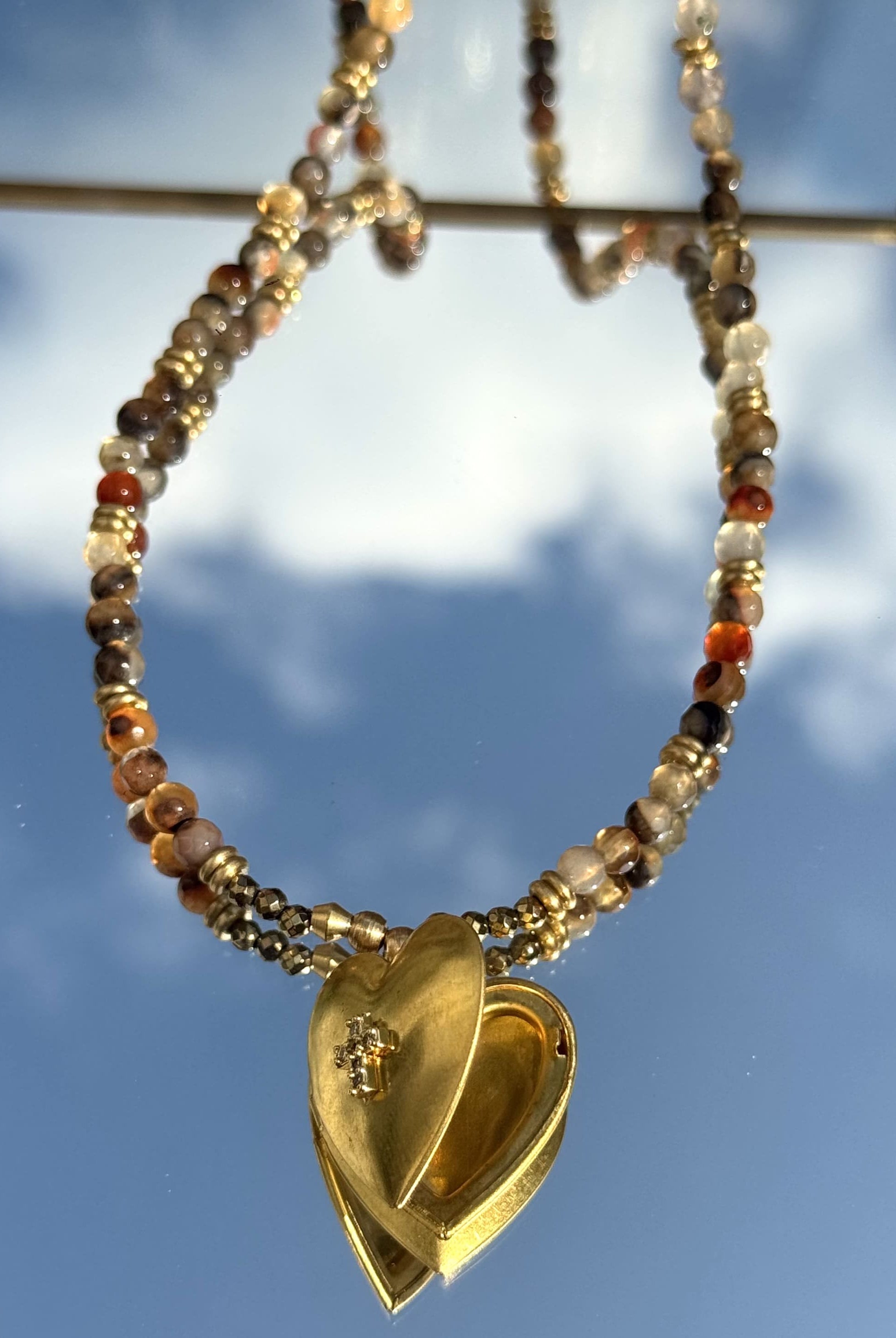 Gros plan sur le médaillon du collier MUKU Croix