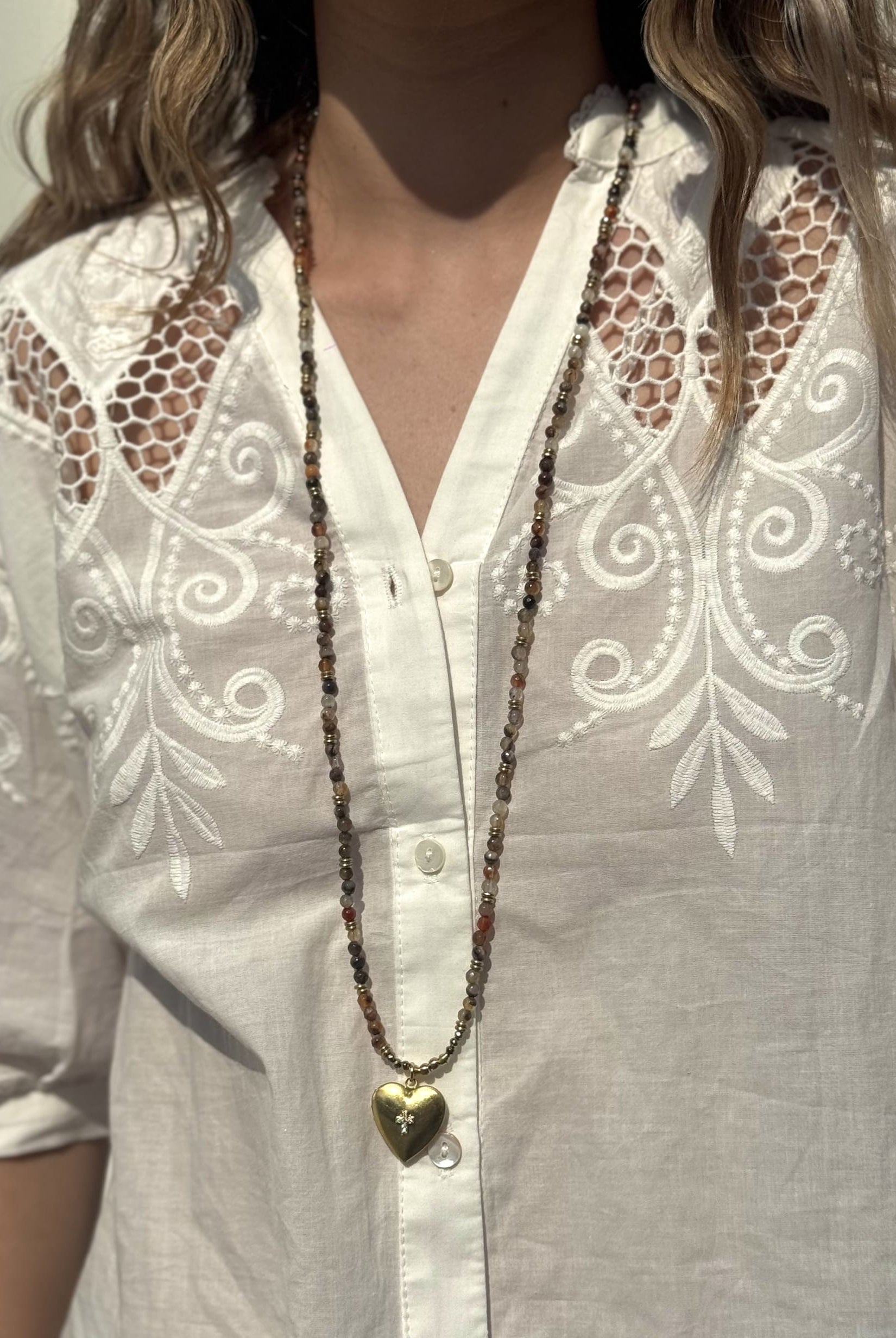 Collier MUKU Médaillon coeur et Croix de Kharmari porté – bijou doré minimaliste et spirituel