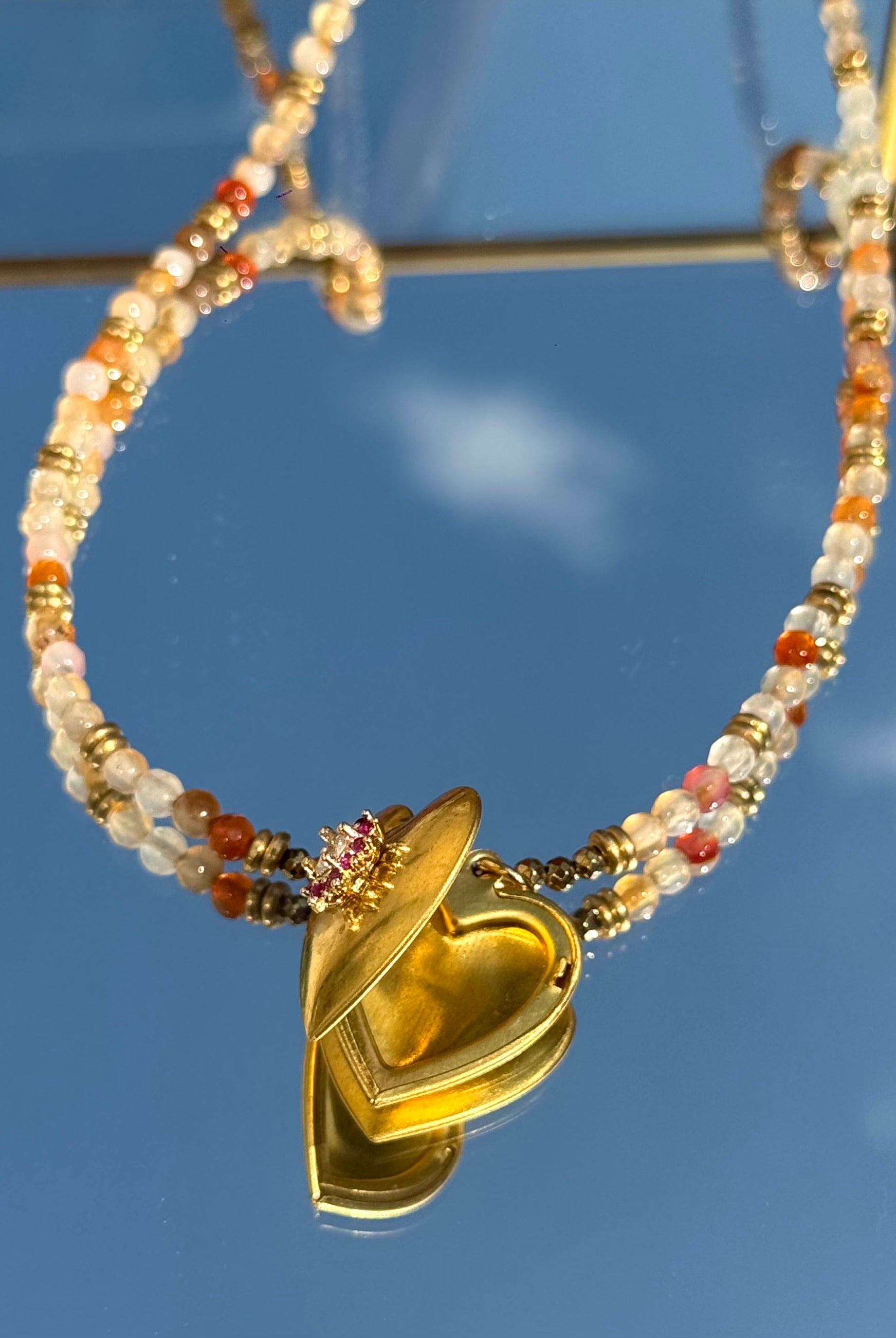 Détail du médaillon du Collier Muku Rosace