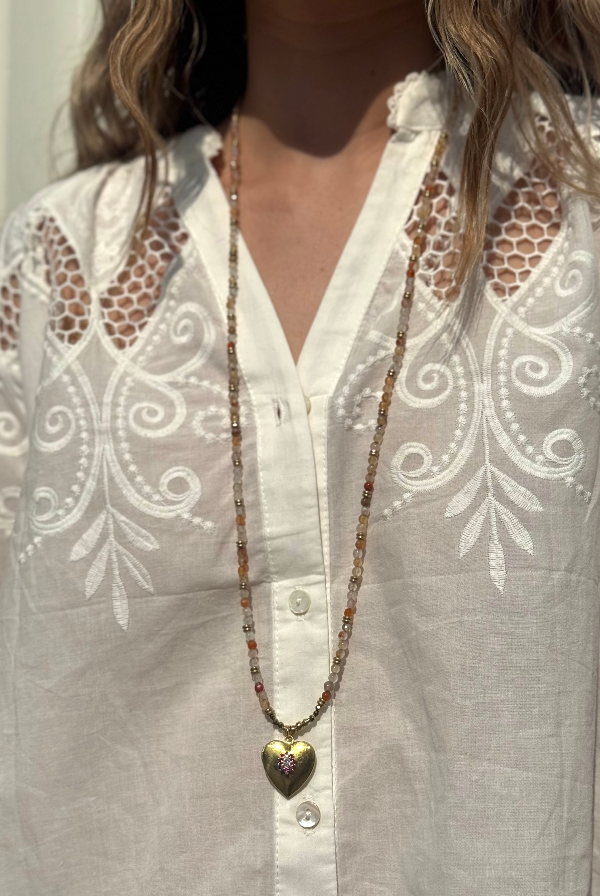 Collier Muku Rosace vue de face, bijou artisanal élégant pour femme