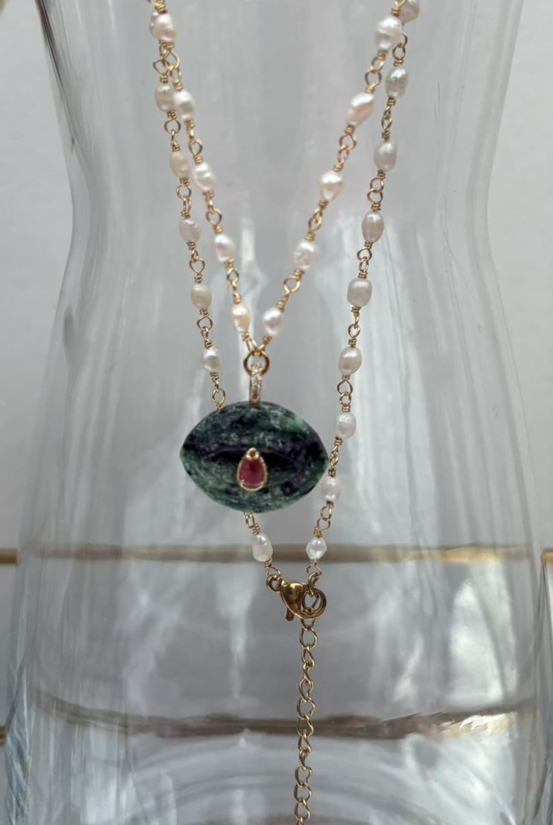 Detail de la pierre d'agate sur le collier en pierre d'eau douce sur chaine dorée