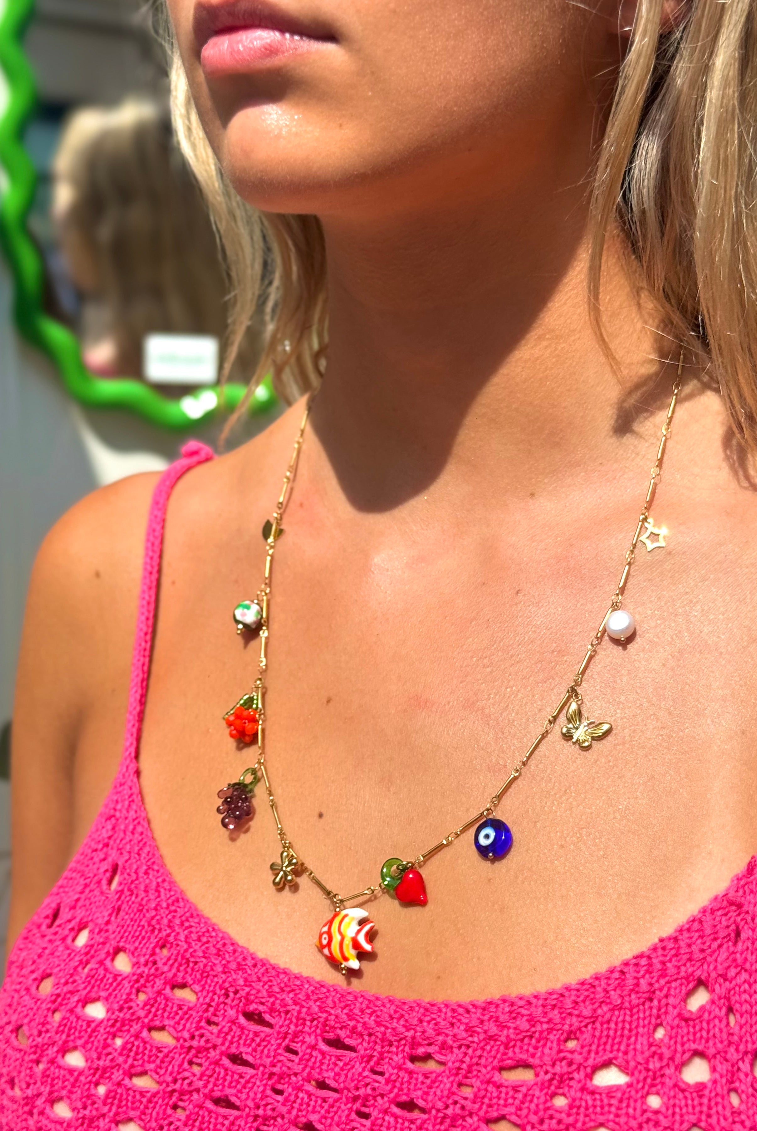 Collier pampilles colorées porté – chaîne fine dorée bohème chic