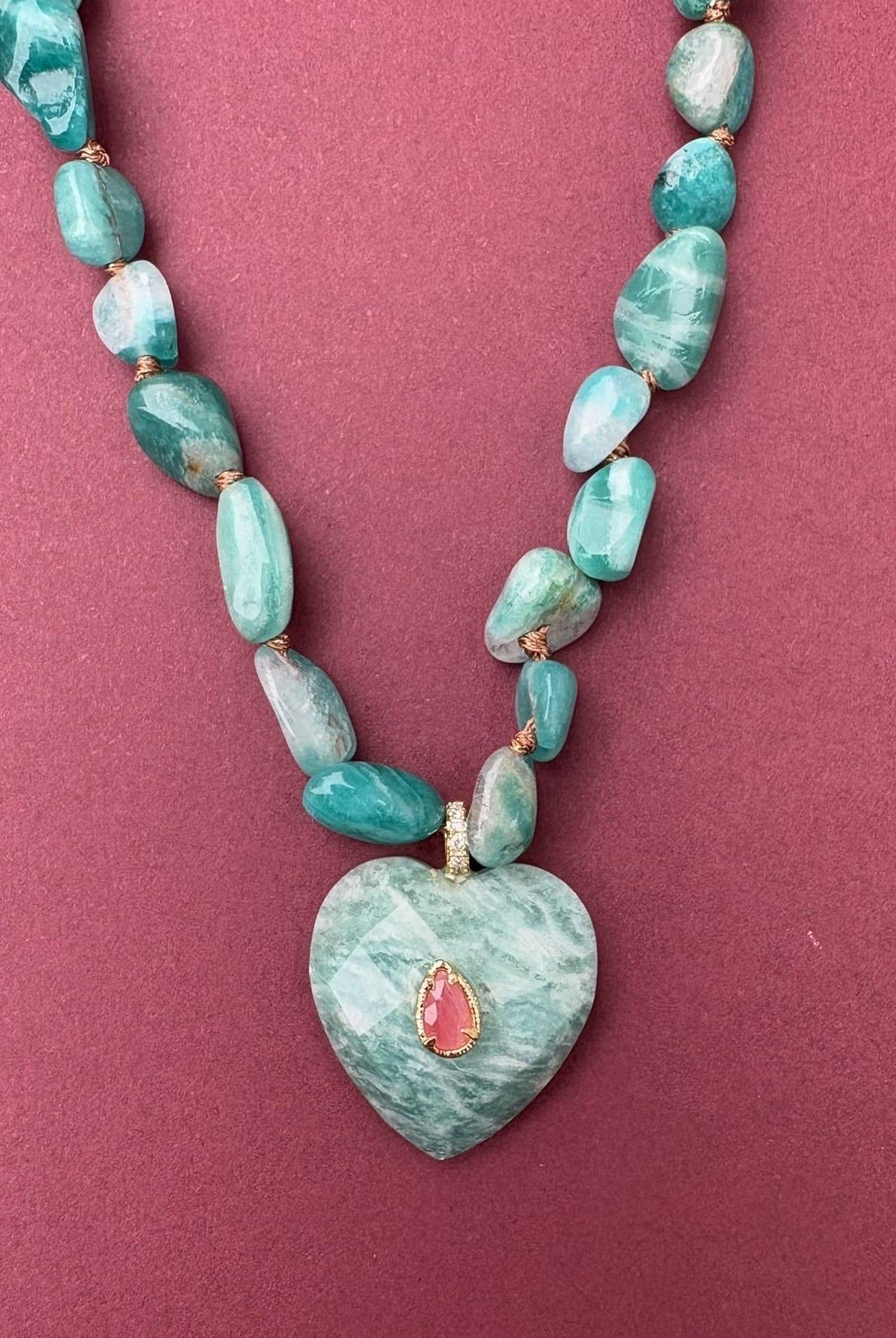 Détail du pendentif coeur du collier en pierres naturelles bleues