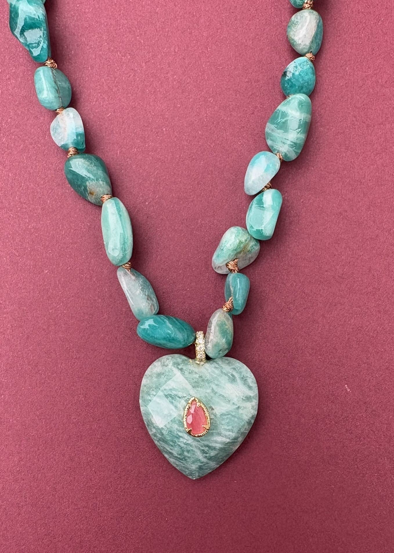 Détail du pendentif coeur du collier en pierres naturelles bleues