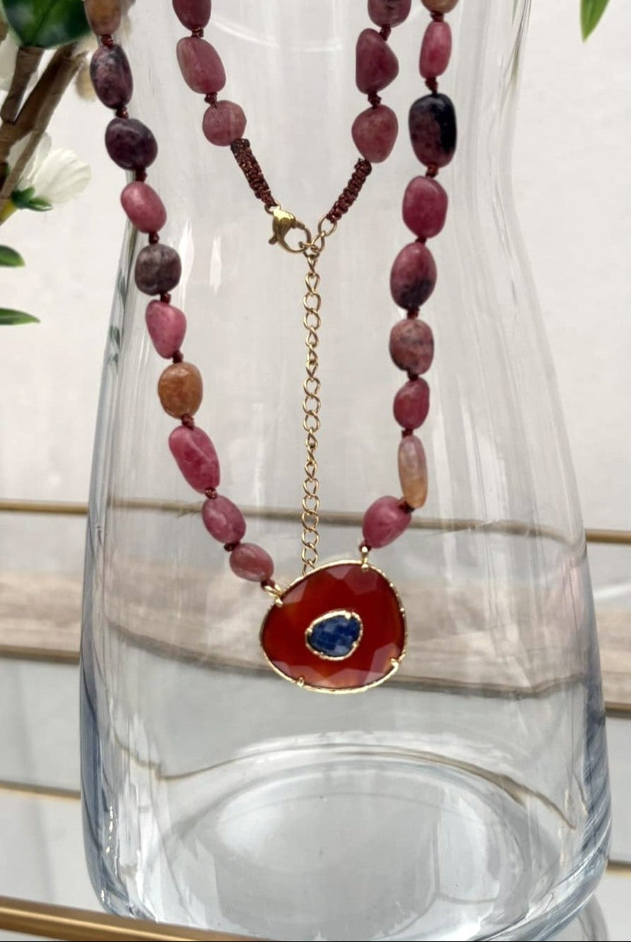 Détail du cabochon en pierre rose et bleu du collier en pierres naturelles roses