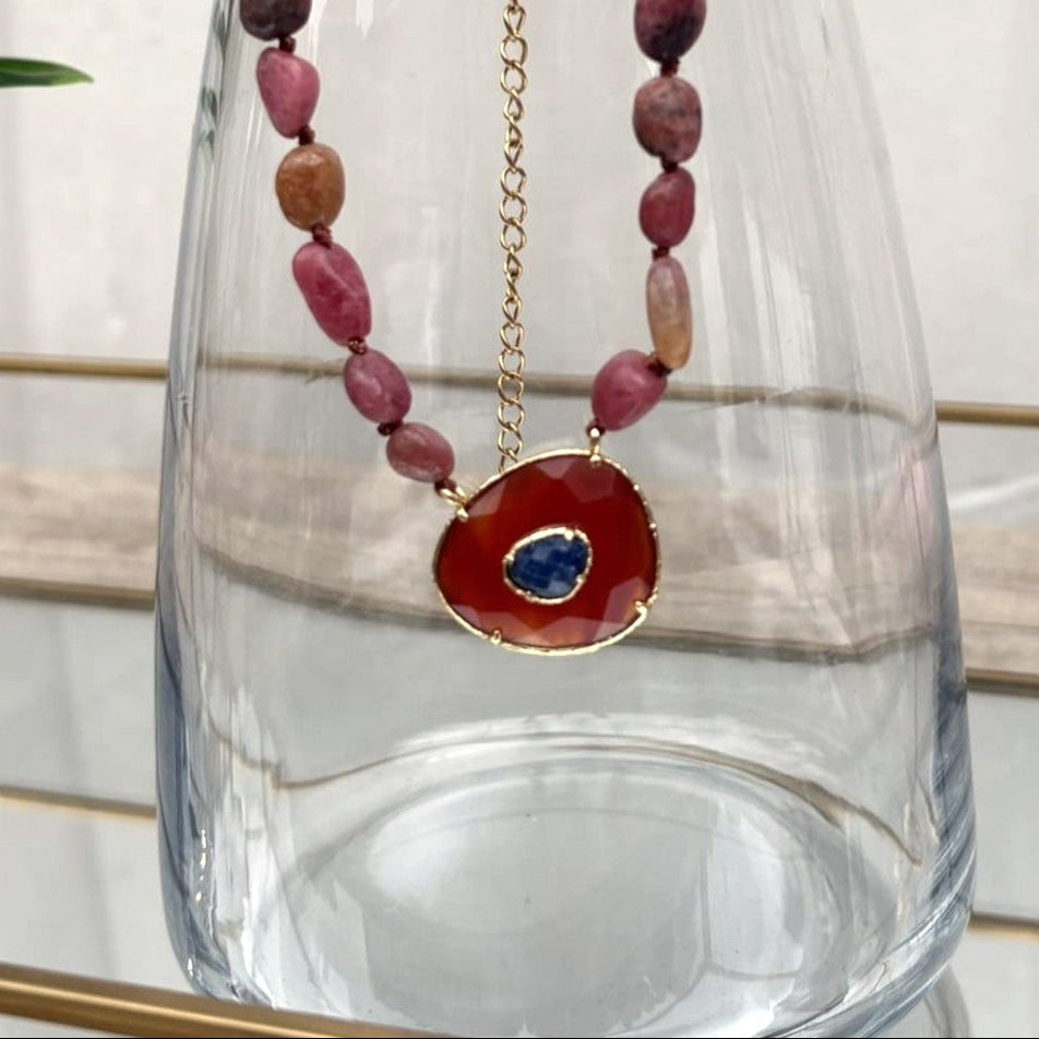 Détail du cabochon en pierre rose et bleu du collier en pierres naturelles roses