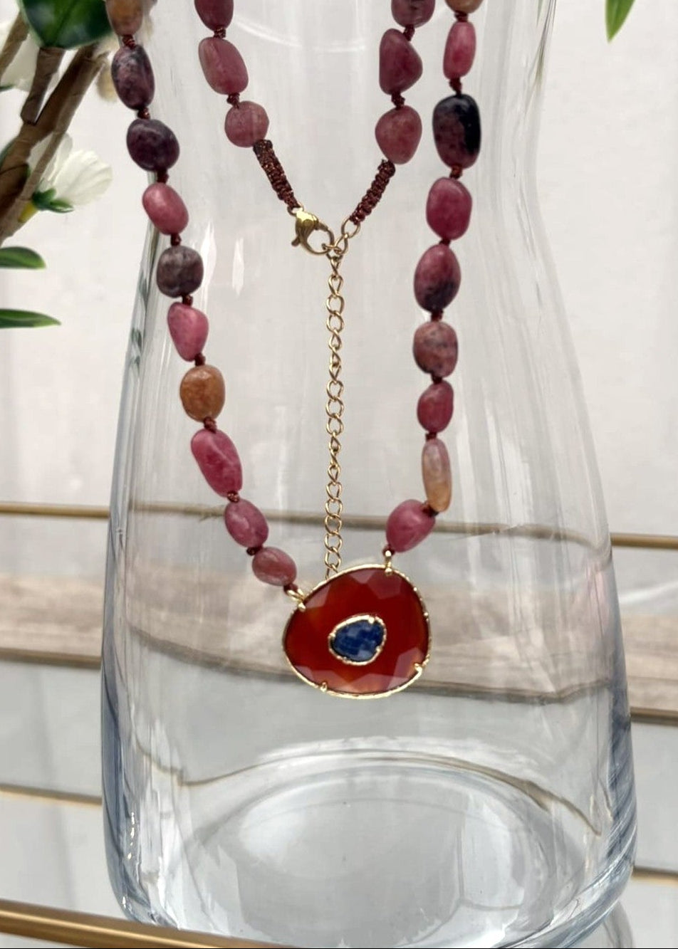 Détail du cabochon en pierre rose et bleu du collier en pierres naturelles roses