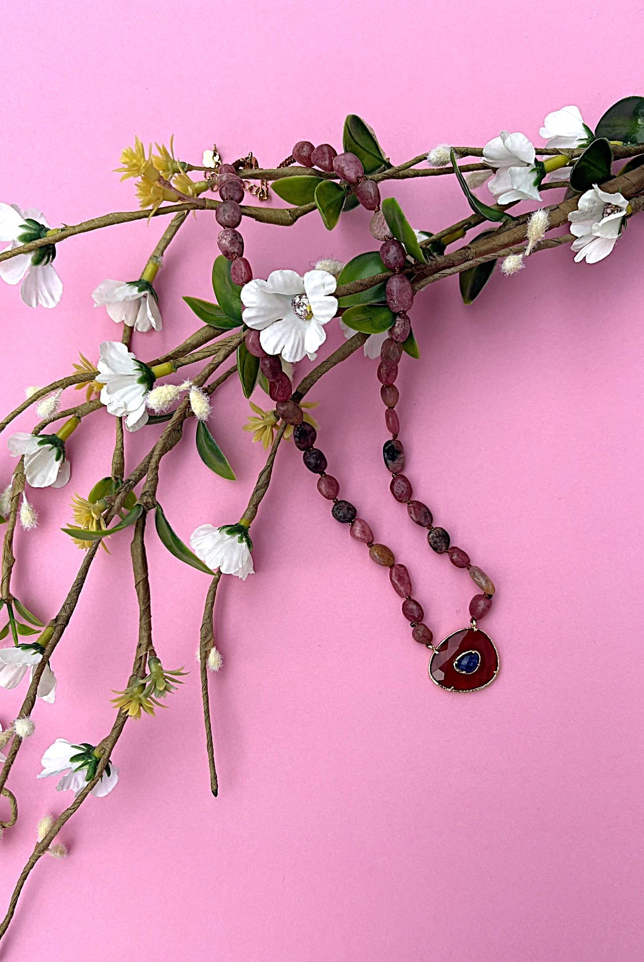 Vue en plongée sur le collier en perle naturelle rose