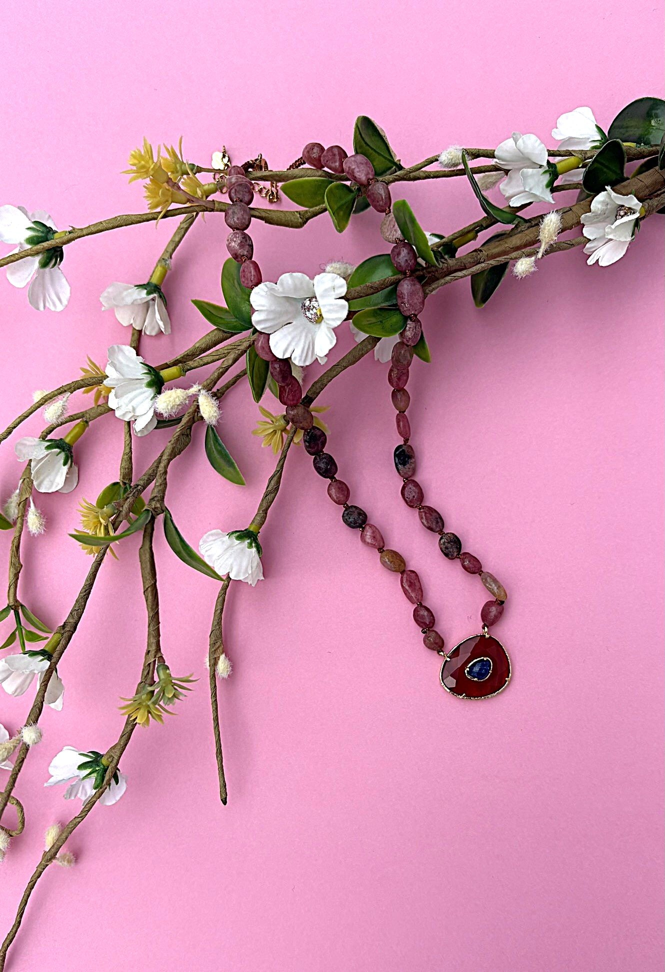 Vue en plongée sur le collier en perle naturelle rose