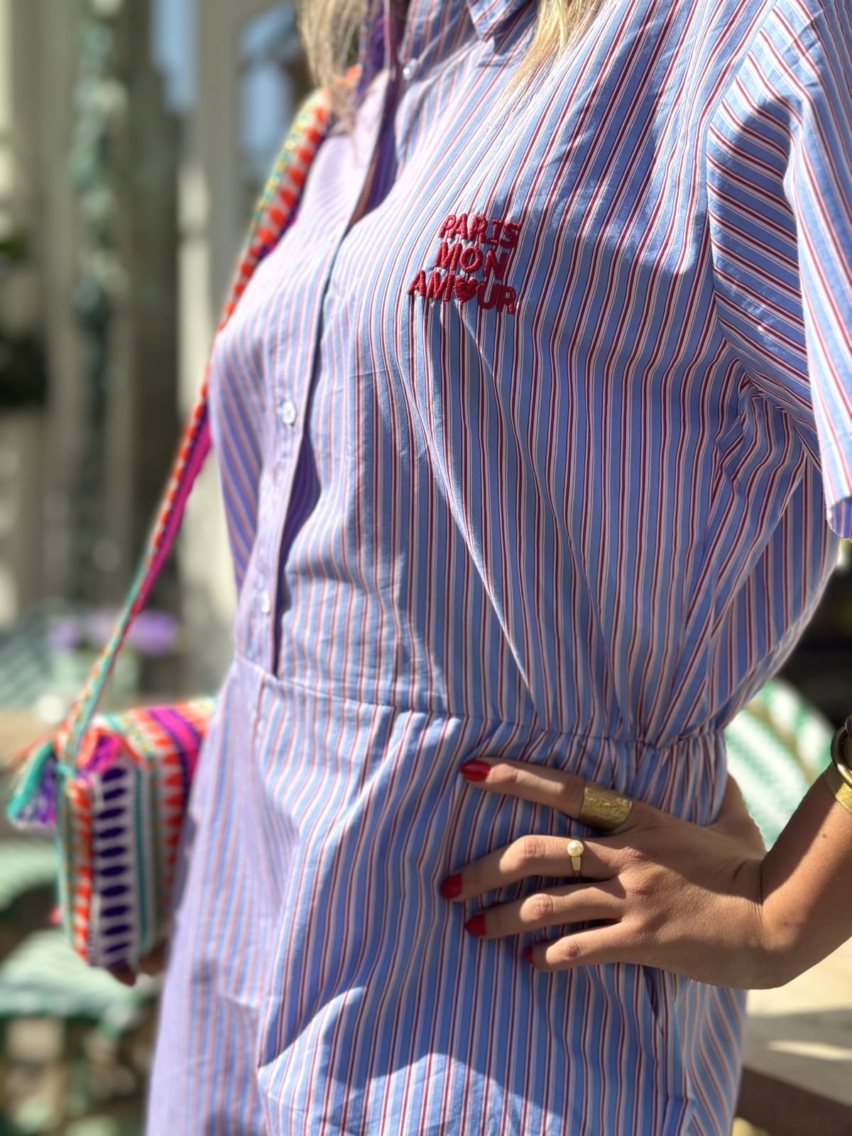 Zoom sur la taille cintrée du combi-short rayé effet chemise