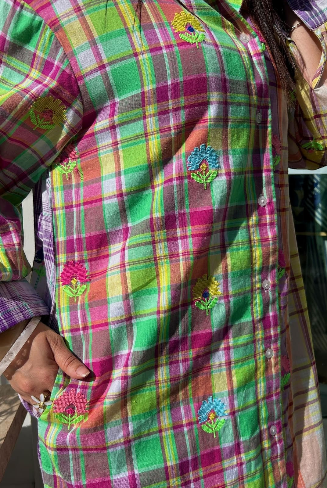 Détail broderie florale colorée sur robe chemise vintage en coton